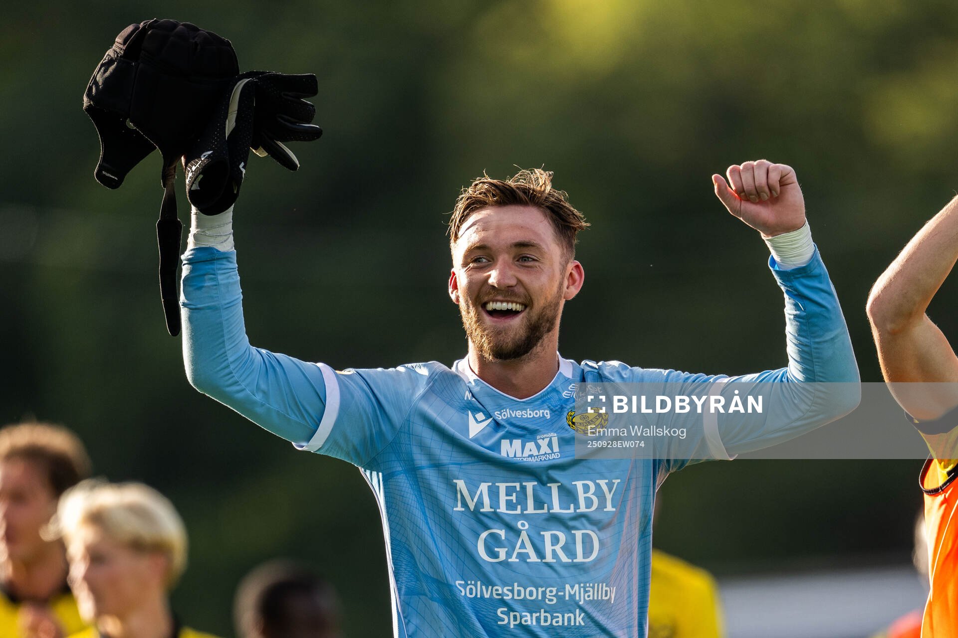 Mjällbys målvakt Noel Törnqvist jublar