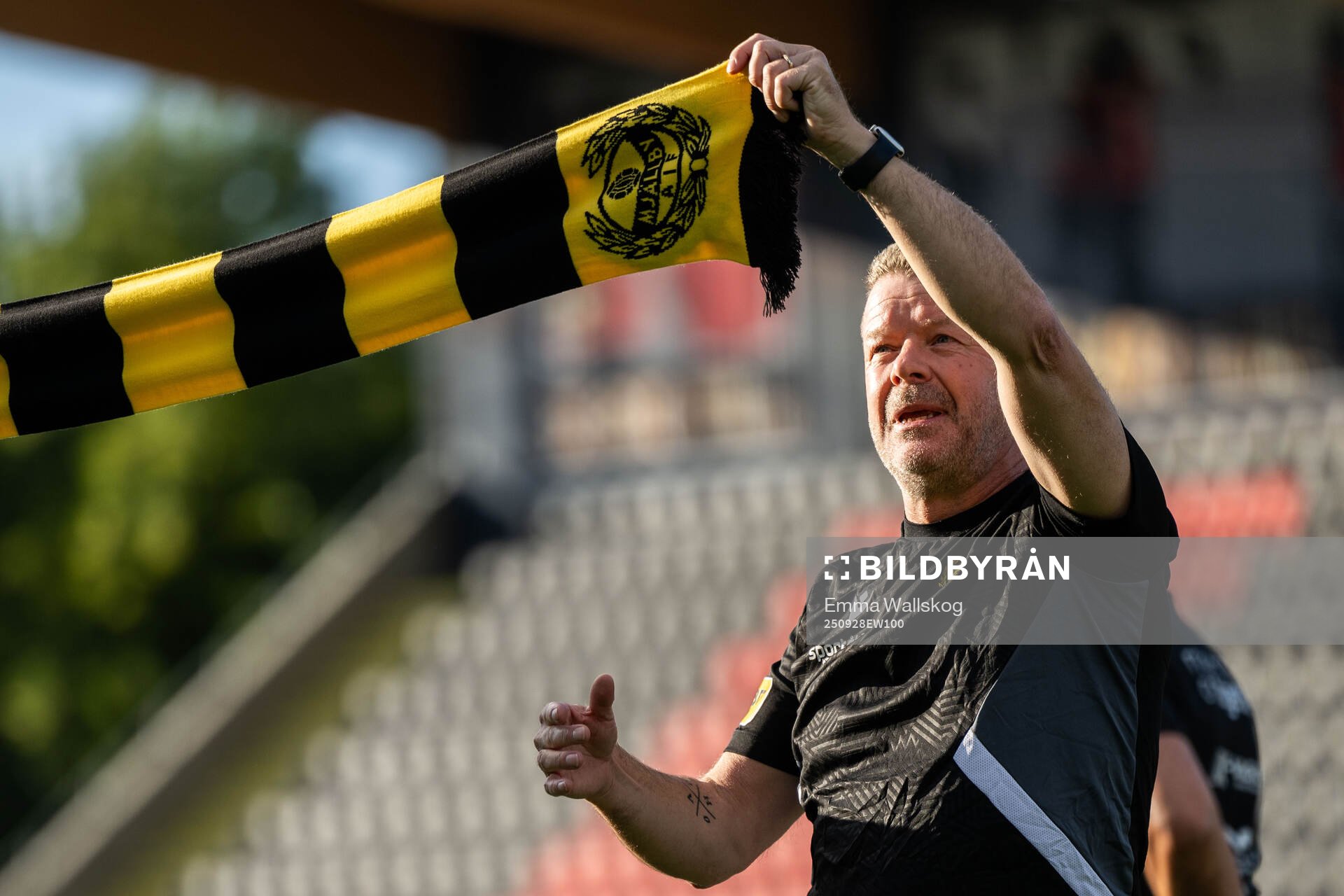 Mjällbys tränare Anders Torstensson jublar