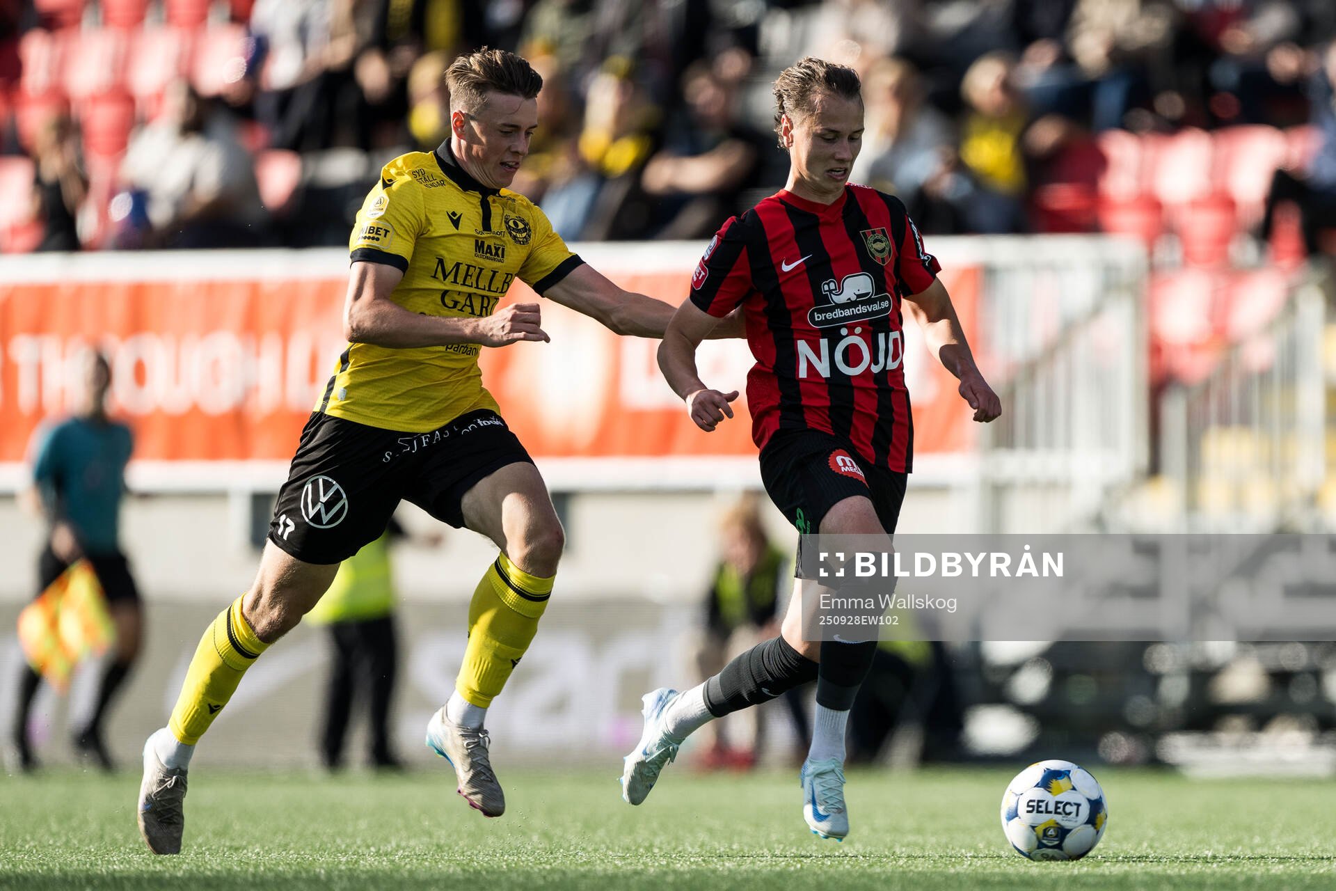 Mjällbys Elliot Stroud och Brommapojkarnas Alex Timossi