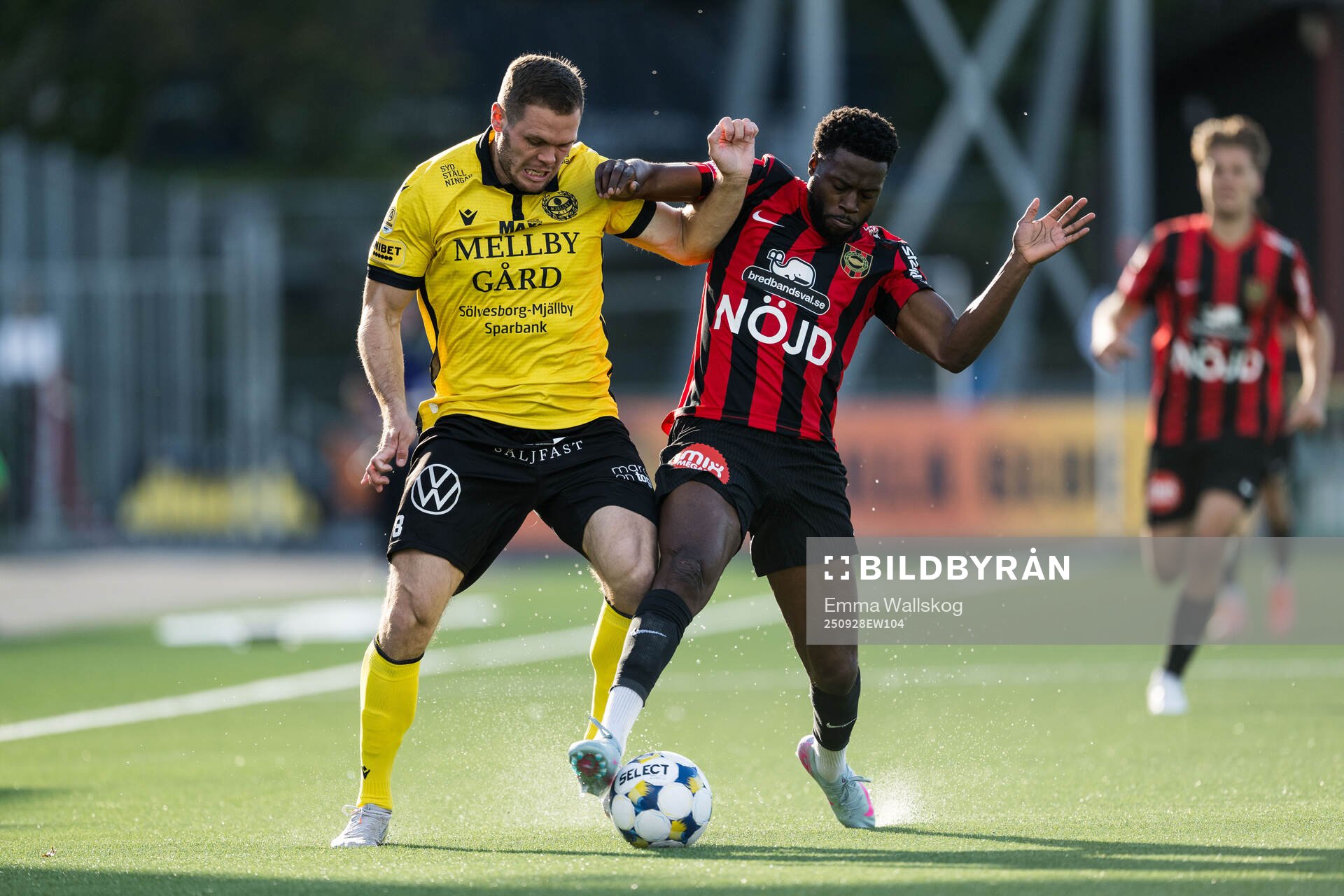 Mjällbys Jacob Bergström och Brommapojkarnas Isak Ssali