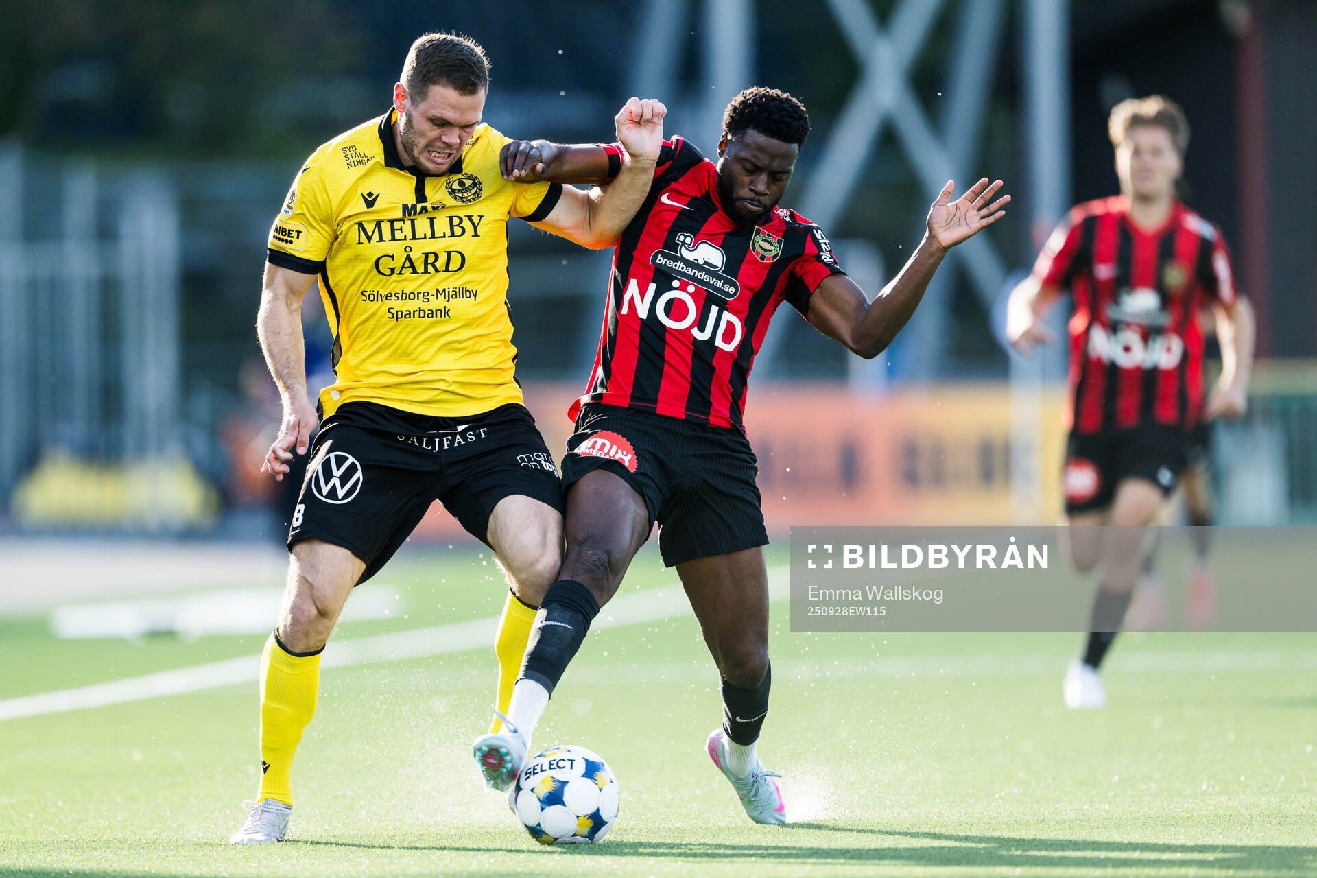Mjällbys Jacob Bergström och Brommapojkarnas Isak Ssali