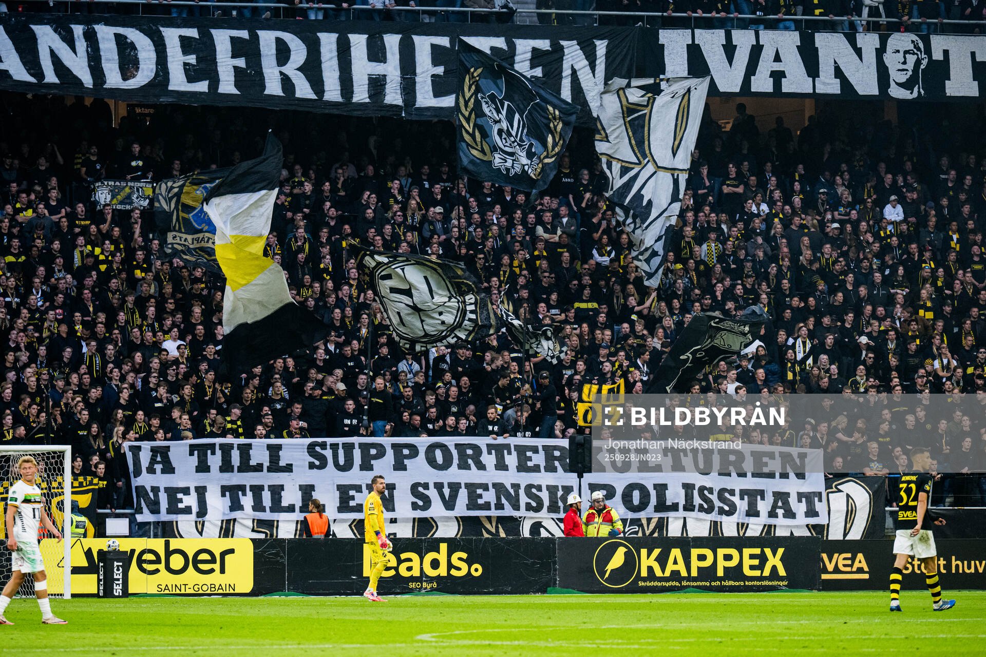 AIKs supportrar med banderoller på läktaren