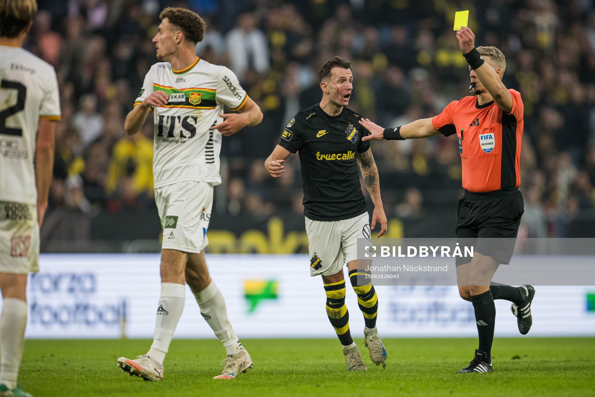 Domare Adam Ladebäck ger gult kort till GAIS Anes