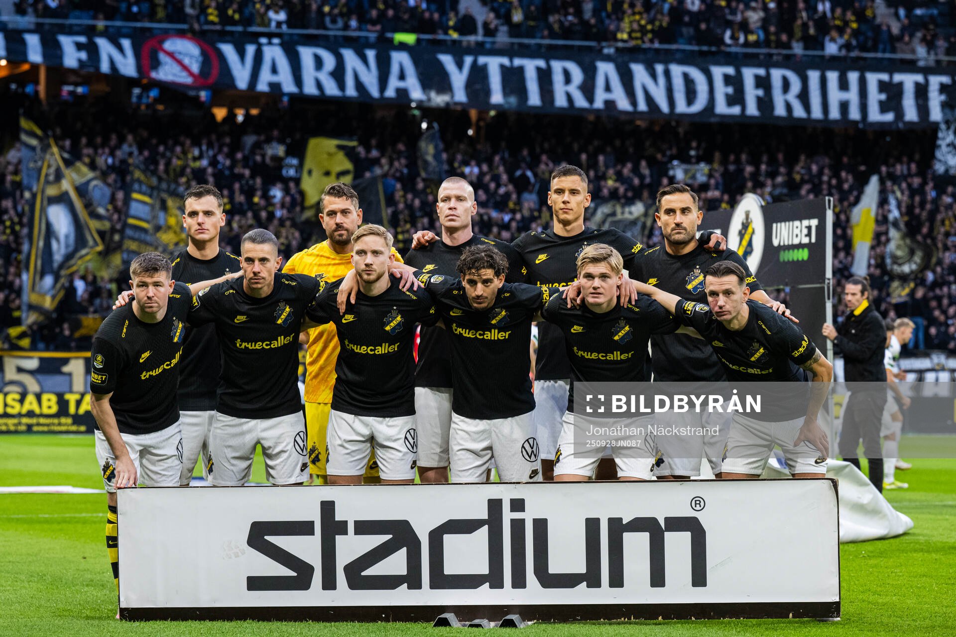 AIKs startelva ställer upp för en lagbild