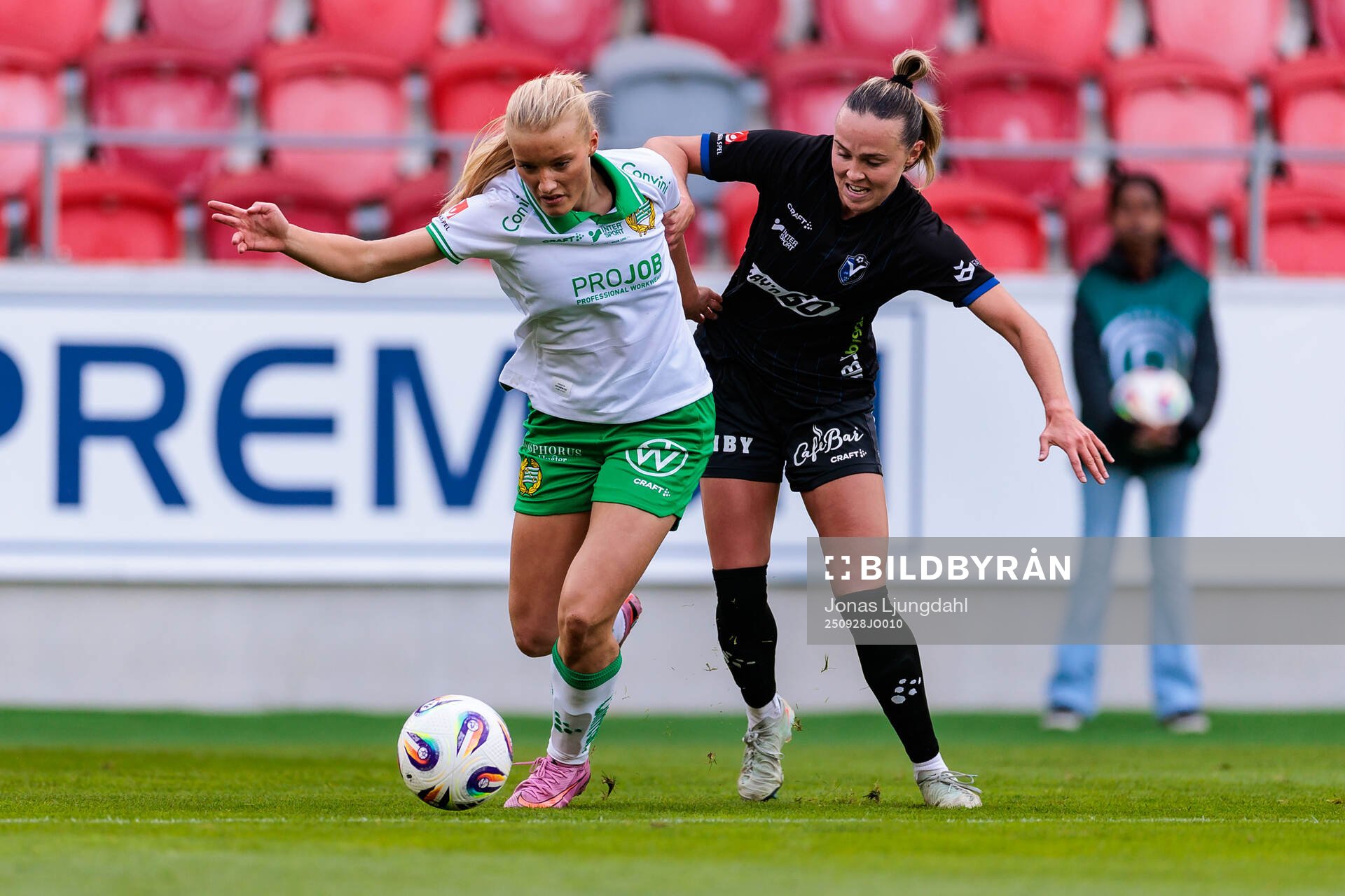 Hammarbys Smilla Holmberg och Växjö DFFs Larkin Russel