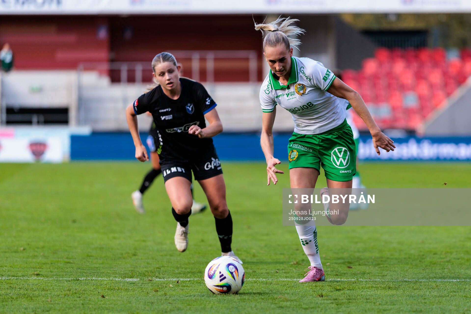 Växjö DFFs Emma Holmqvist och Hammarbys Ellen Wangerheim
