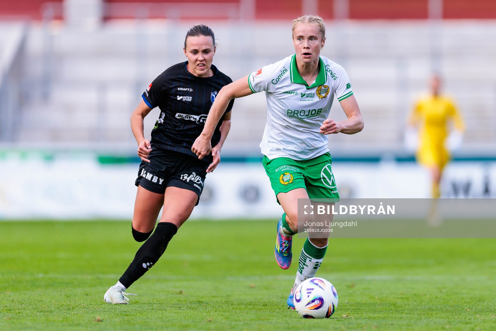 Växjö DFFs Maja Bodin och Hammarbys Julie Blakstad