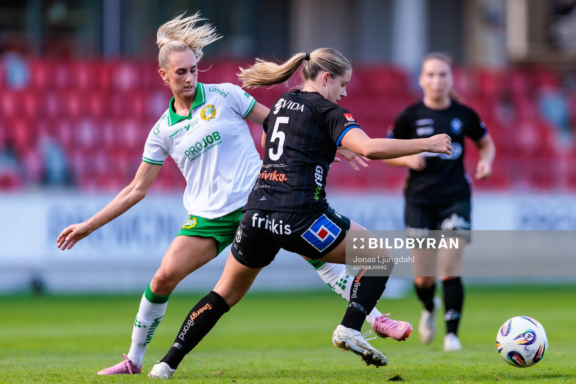 Hammarbys Ellen Wangerheim och Växjö DFFs Emma Holmqvist