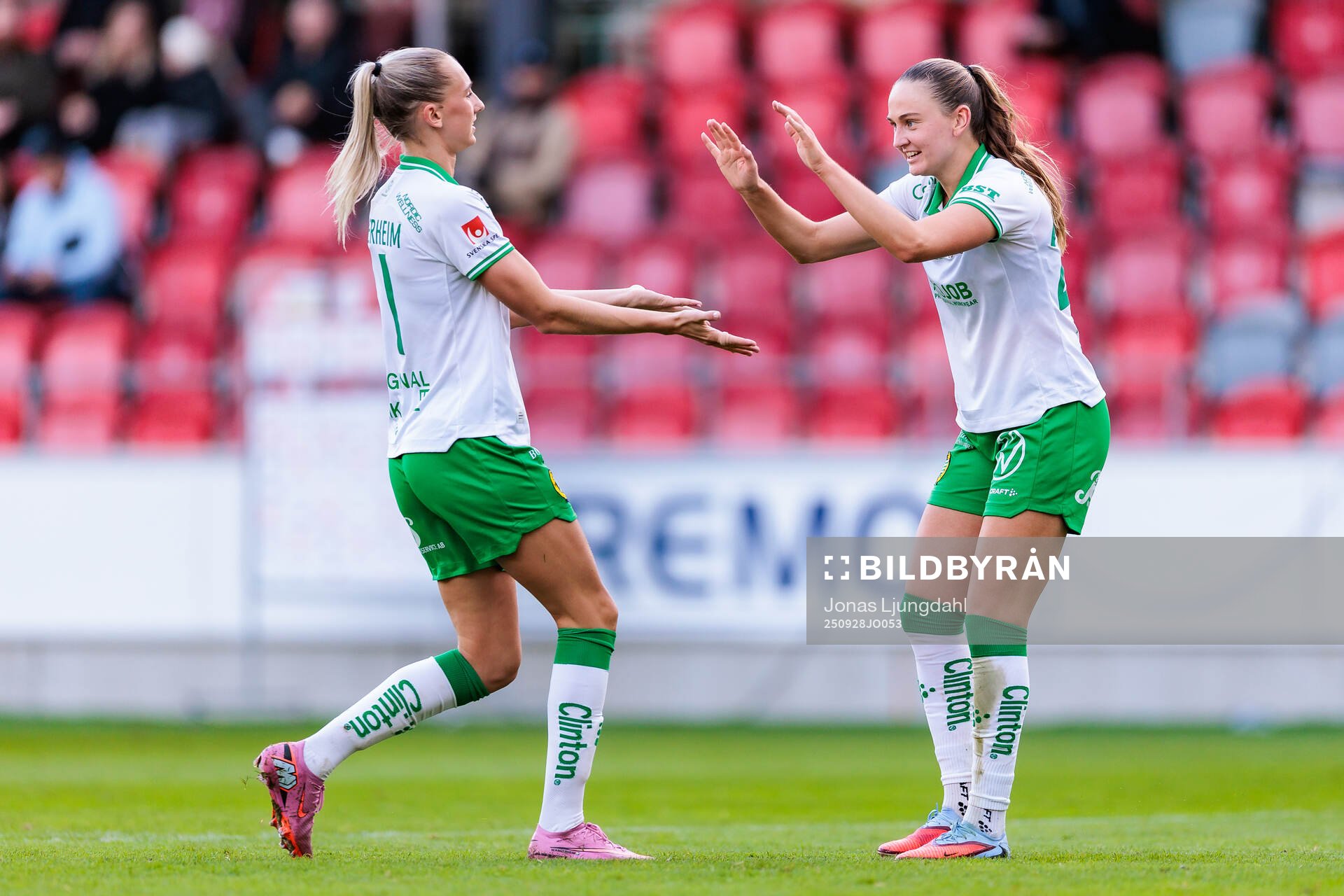 Hammarbys Ellen Wangerheim oc Vilde Hasund jublar