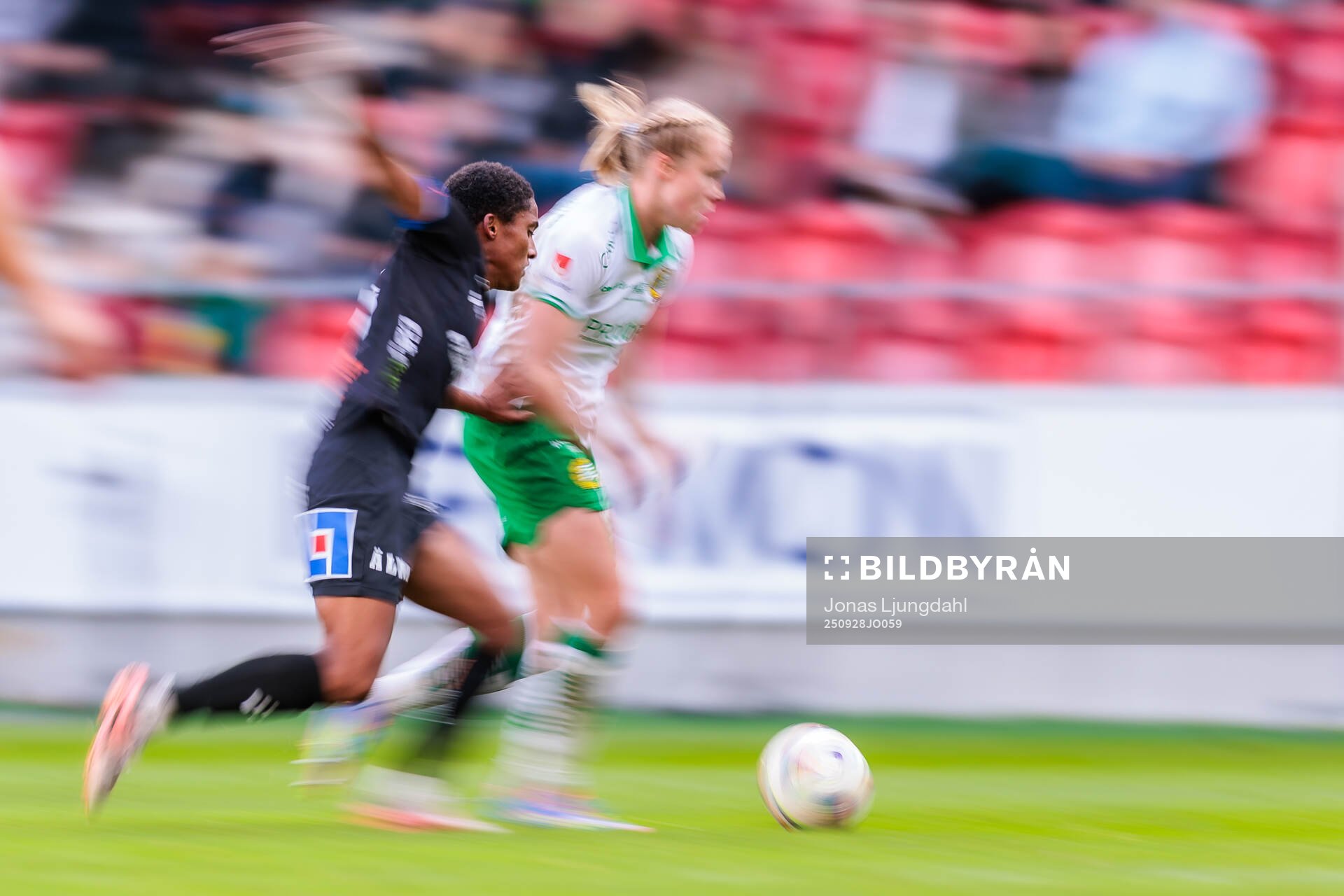 Växjö DFFs Eva Dessislava Dupuy och Hammarbys Julie