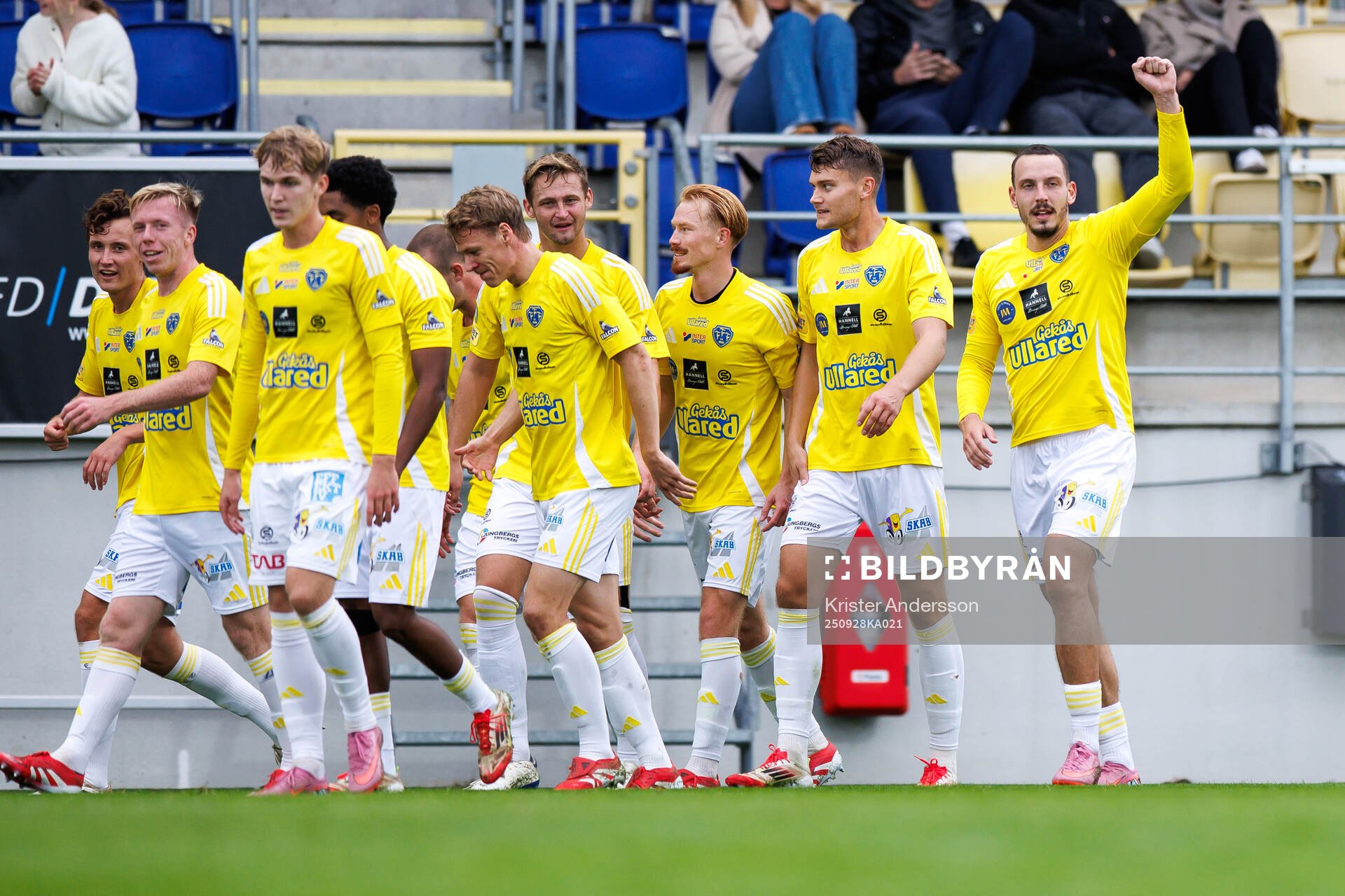Falkenbergs Viktor Ekblom jublar med laget