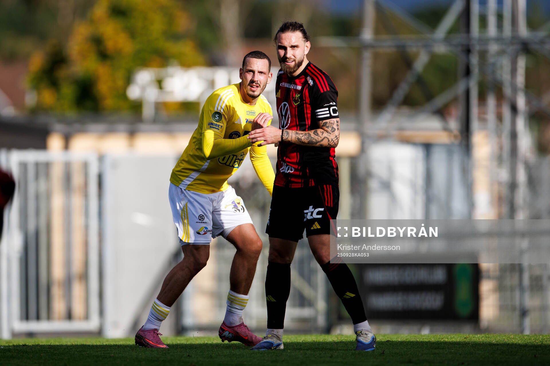 Falkenbergs Viktor Ekblom och Östersunds Ali Suljic