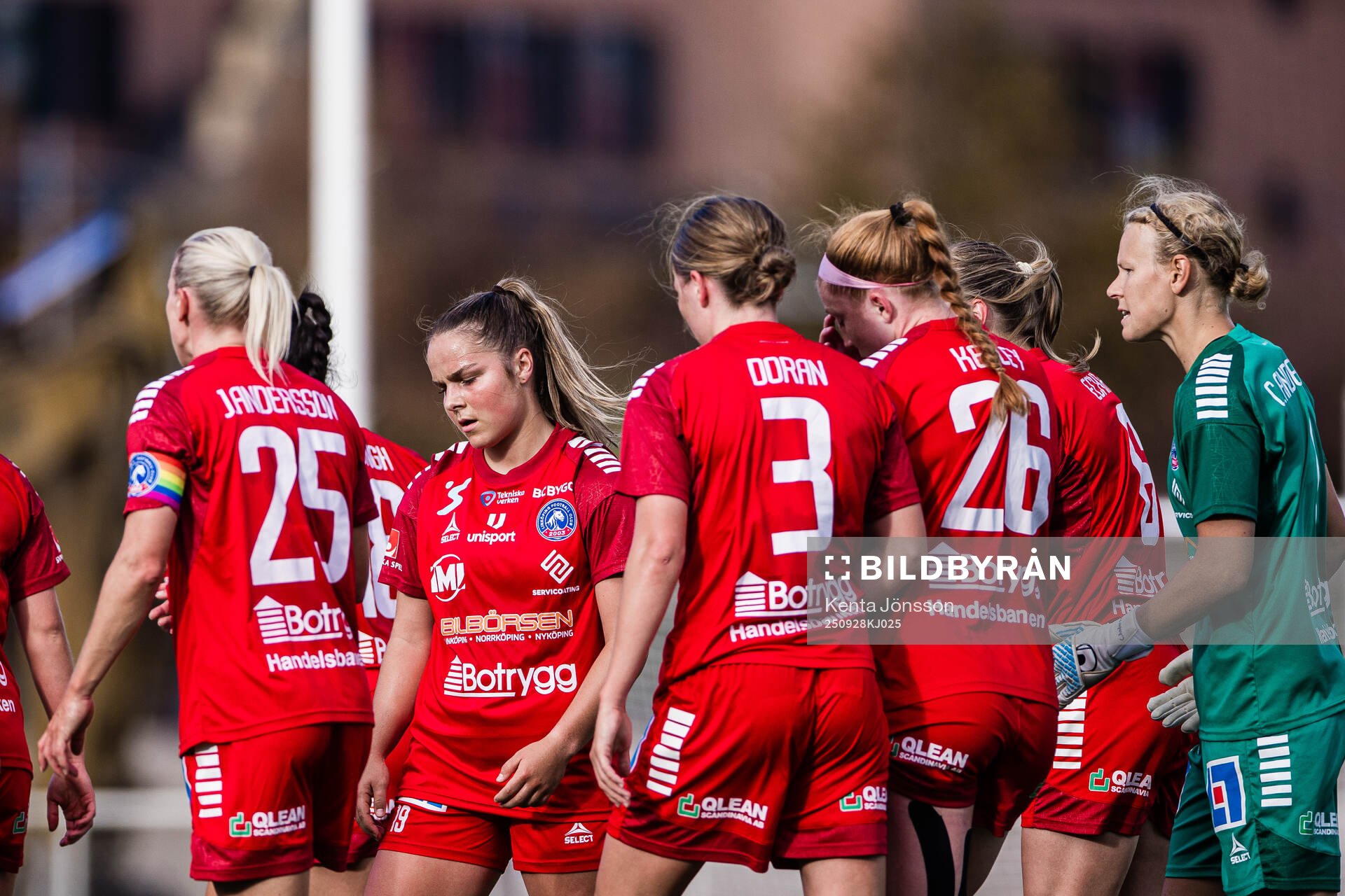 Linköpings Keera Melenhorst deppar med lagkamrater