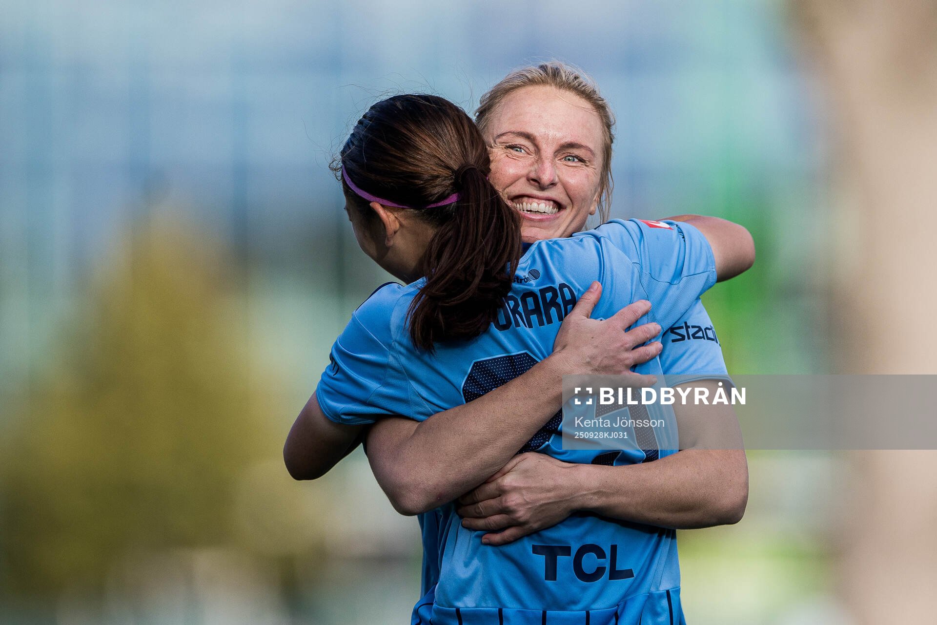 Djurgårdens Mimmi Wahlström och Urara Watanabe jublar
