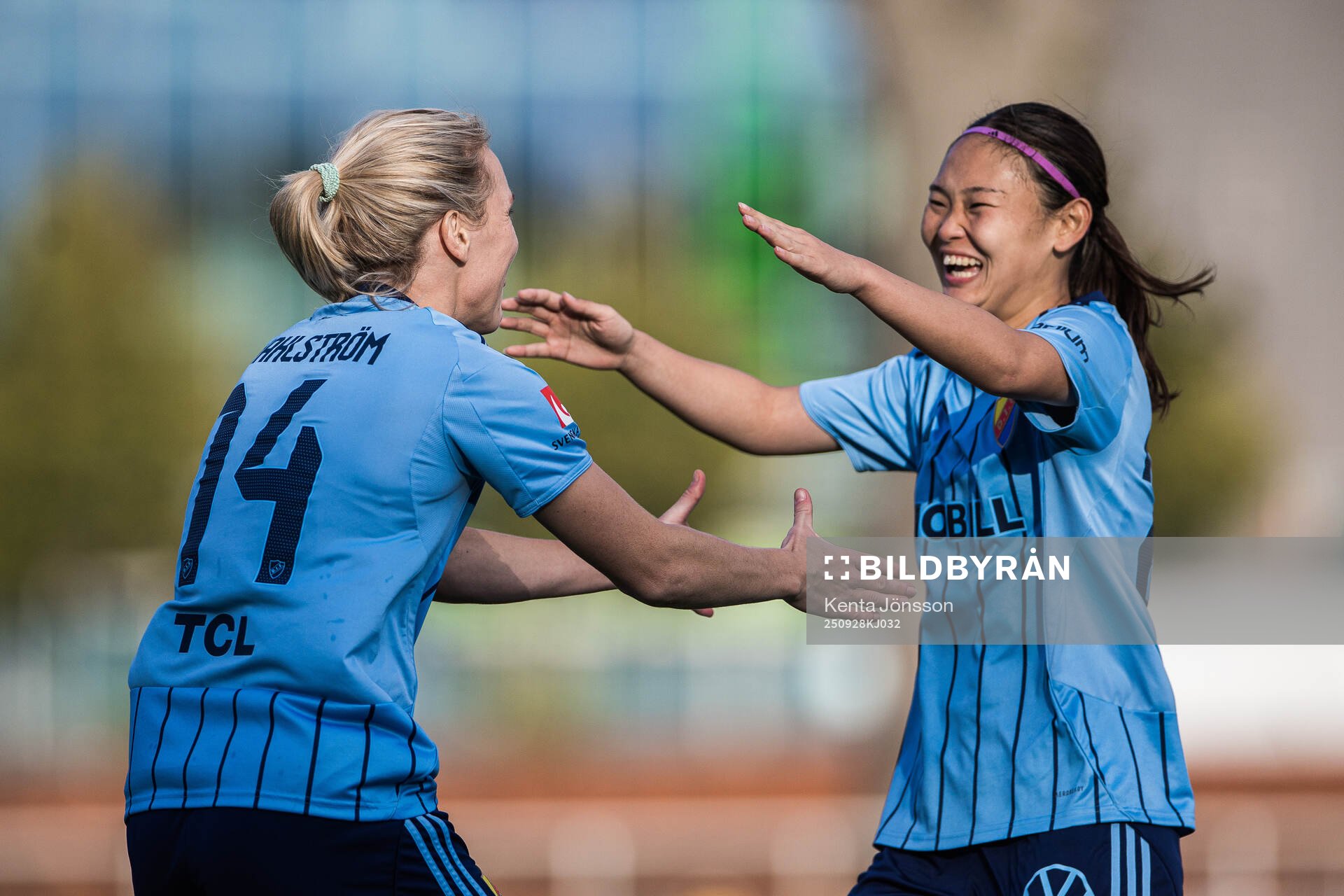 Djurgårdens Mimmi Wahlström och Urara Watanabe jublar