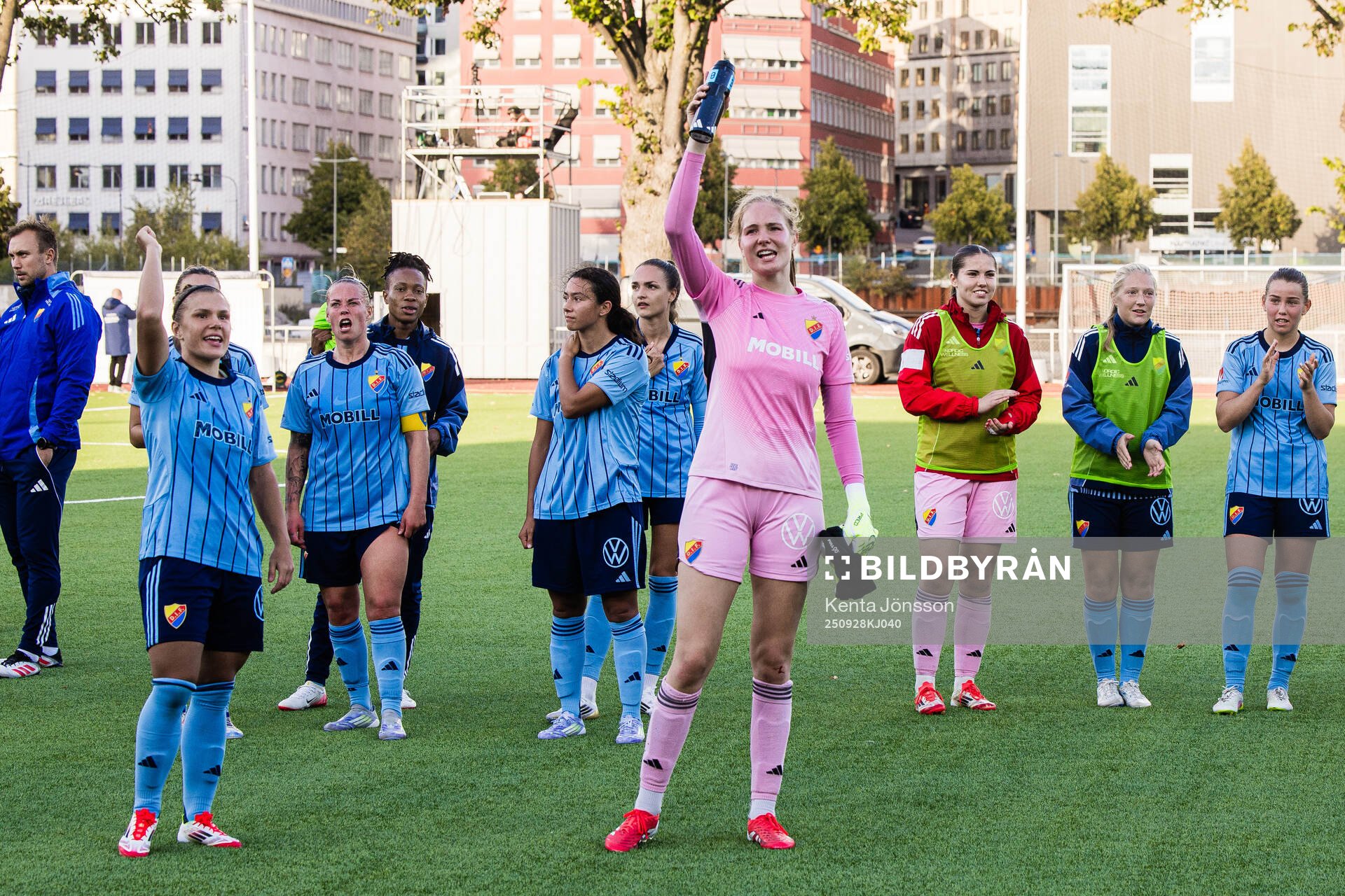 Djurgårdens målvakt Elvira Björklund jublar med