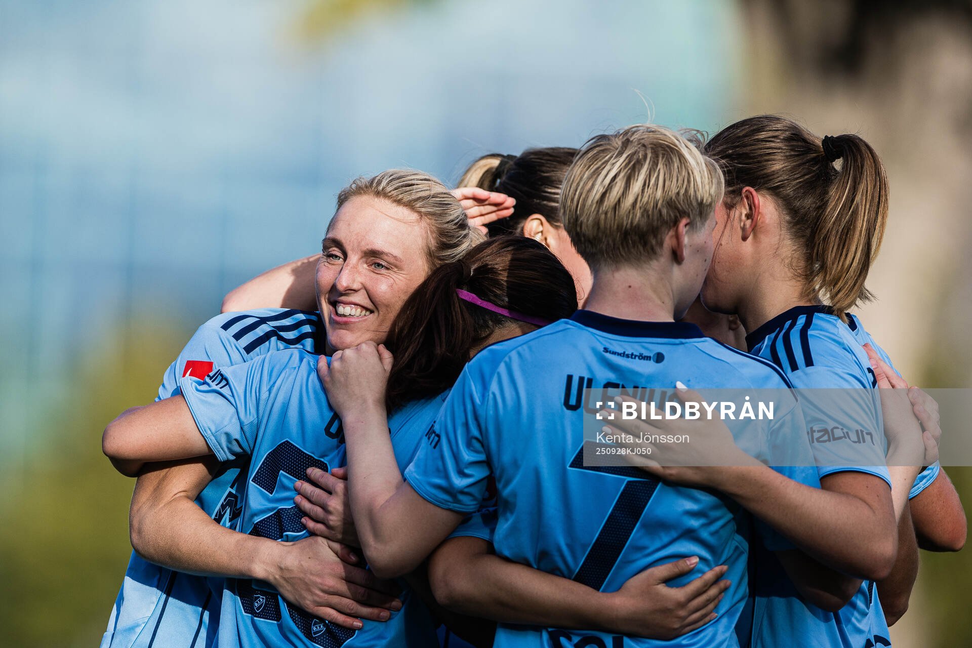 Djurgårdens Mimmi Wahlström jublar med Urara Watanabe och