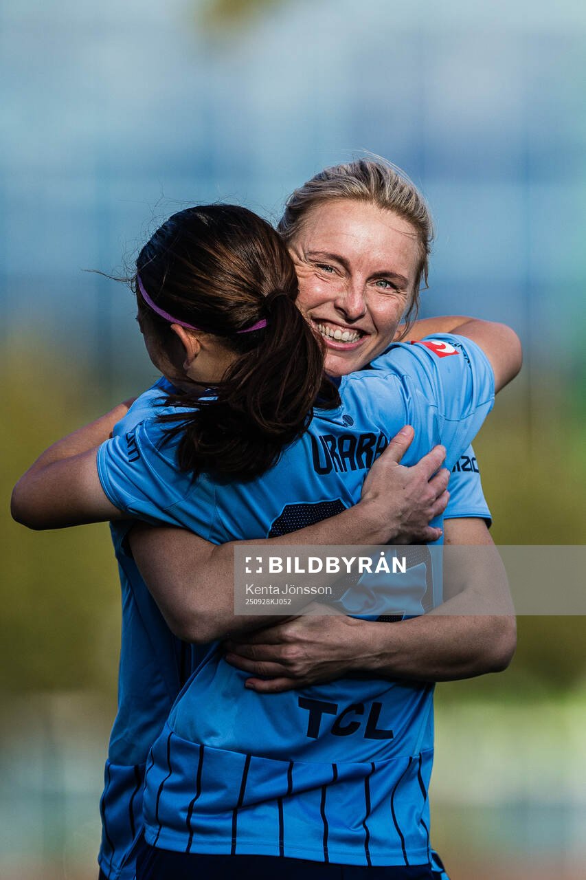 Djurgårdens Mimmi Wahlström jublar med Urara Watanabe