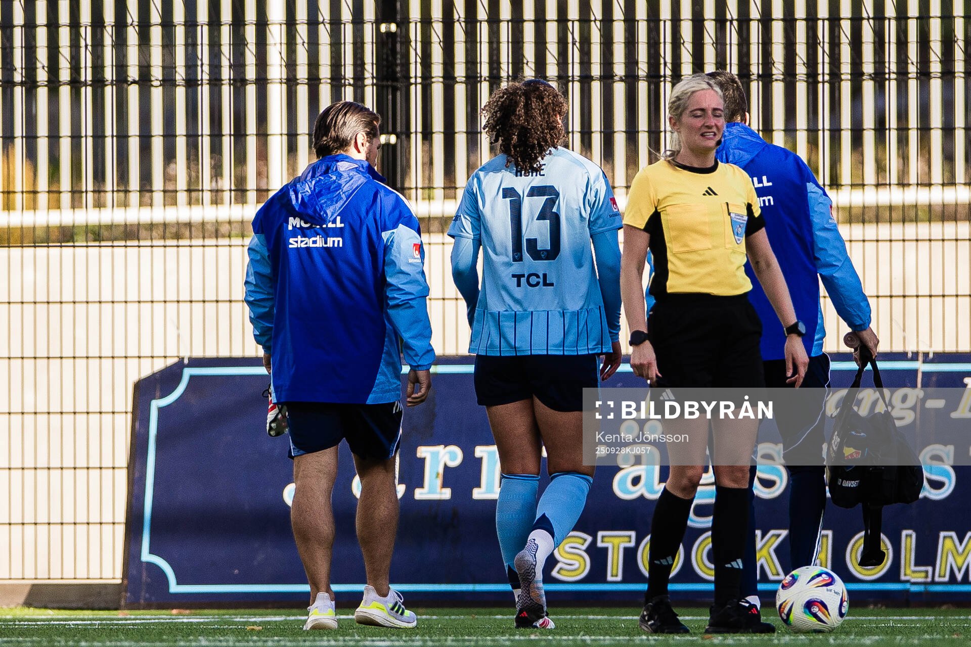 Djurgårdens Camille Ashe lämnar planen med en skada