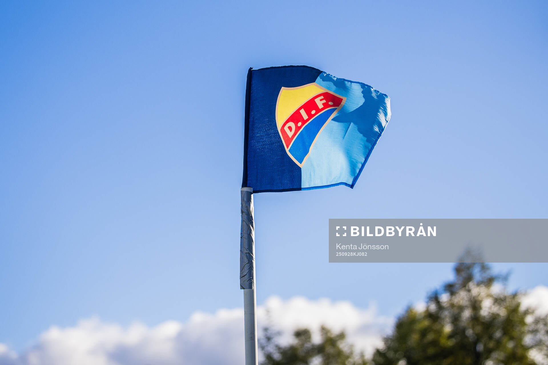 En hörnflagga med Djurgårdens klubbemblem