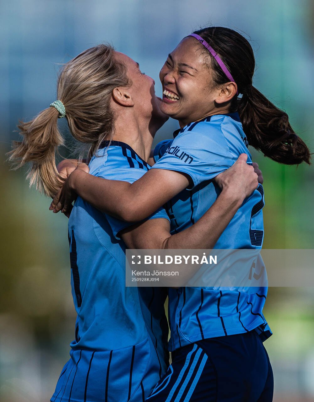 Djurgårdens Mimmi Wahlström och Urara Watanabe jublar