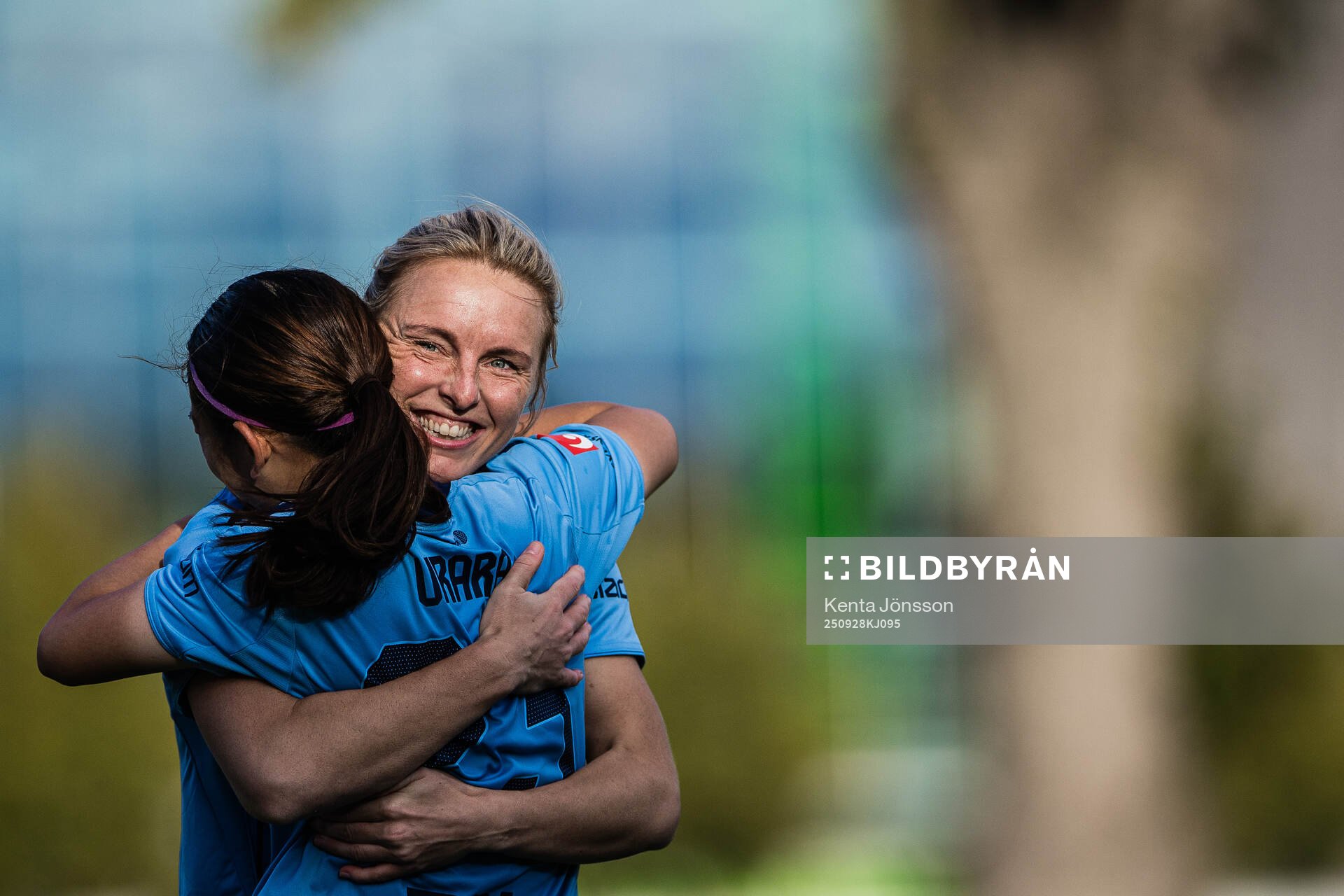 Djurgårdens Mimmi Wahlström jublar med Urara Watanabe