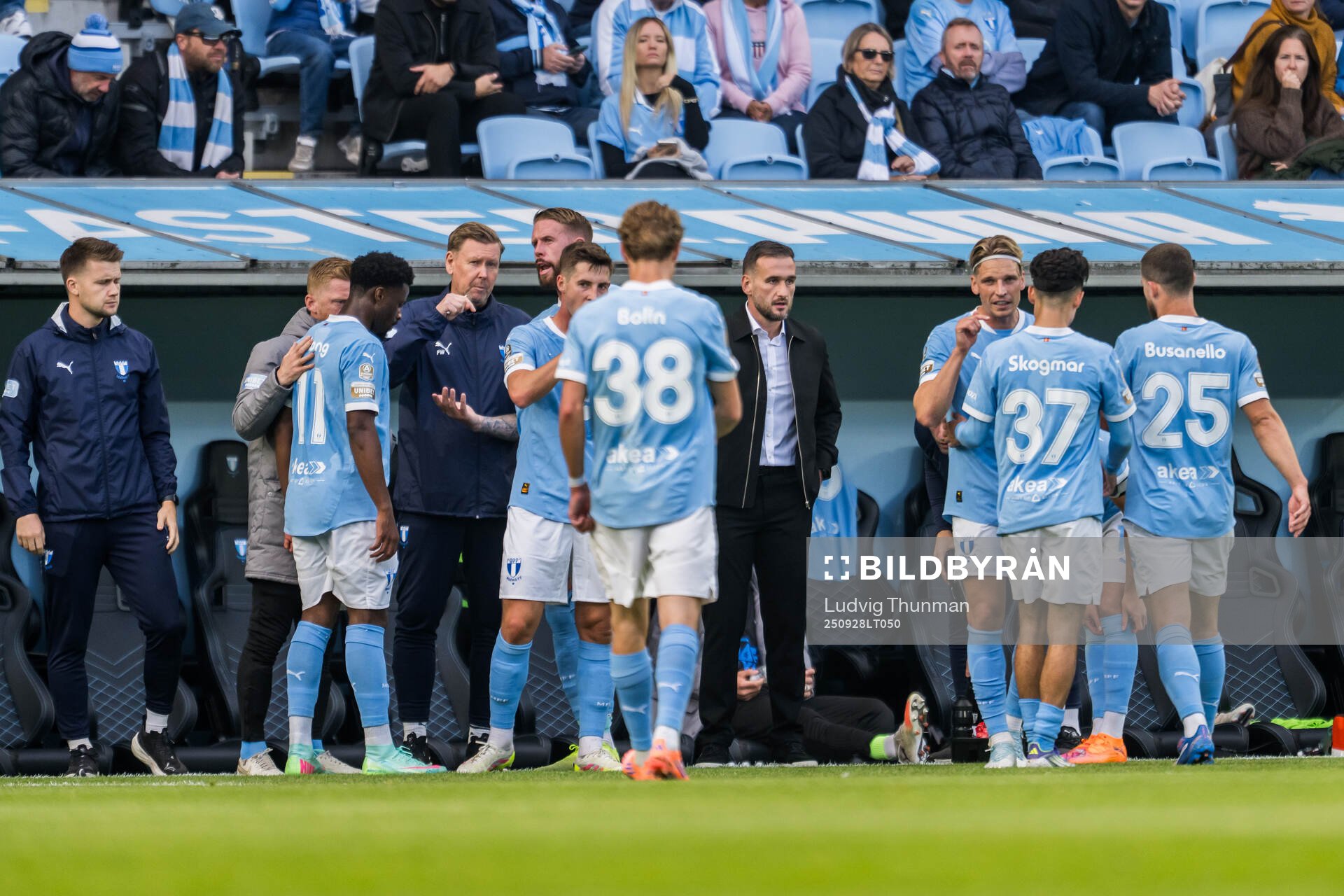 Malmö FFs Pontus Jansson i samtal med assisterande