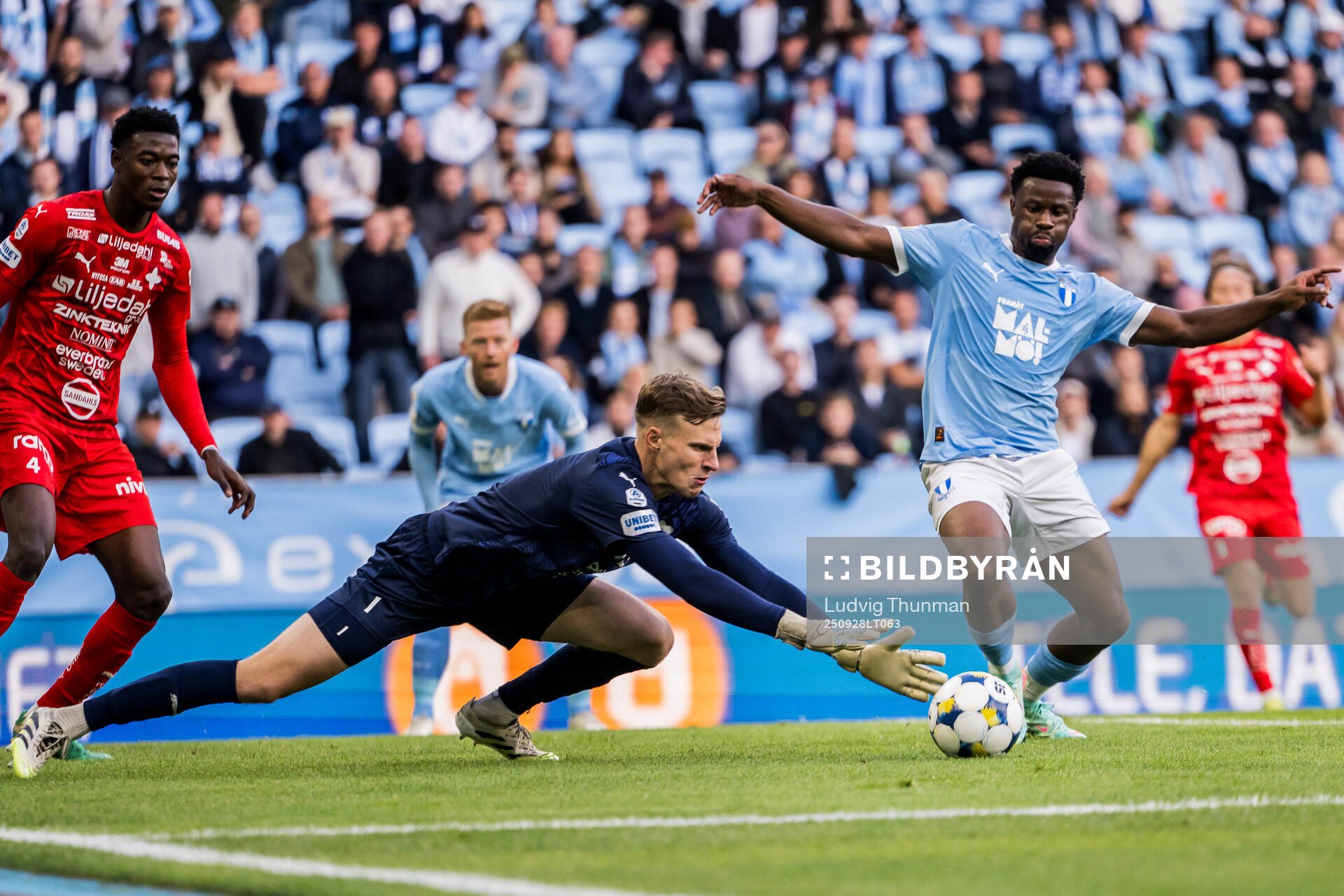 Värnamos målvakt Hugo Keto och Malmö FFs Emmanuel Ekong