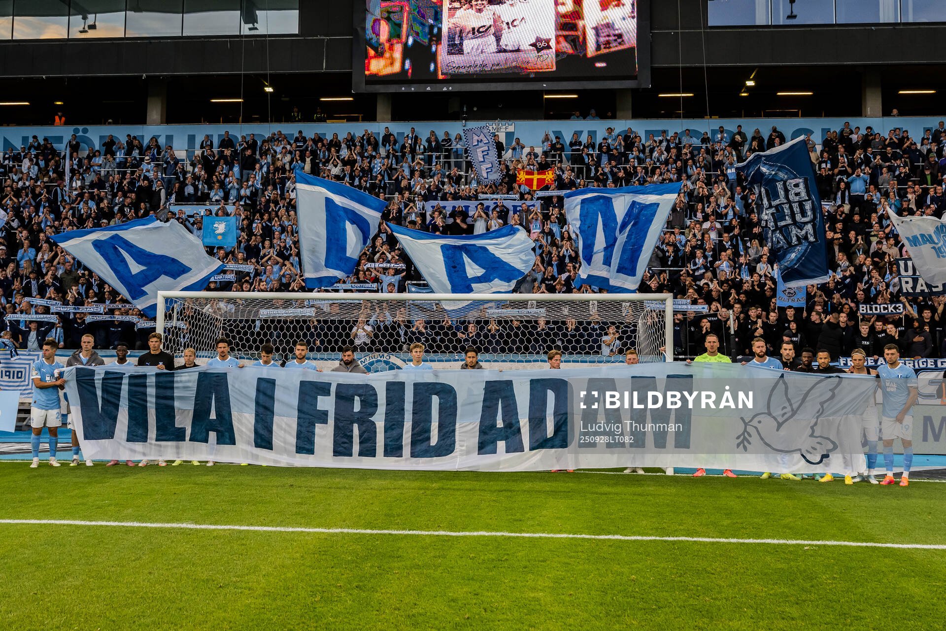 Malmö FFs supportrar och spelare med ett tifo för att