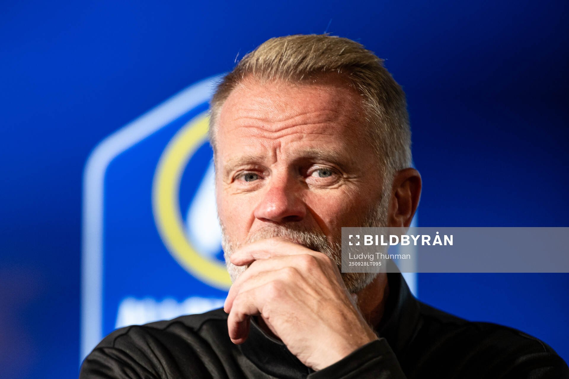 Värnamos tränare Arne Sandstø vid en presskonferens