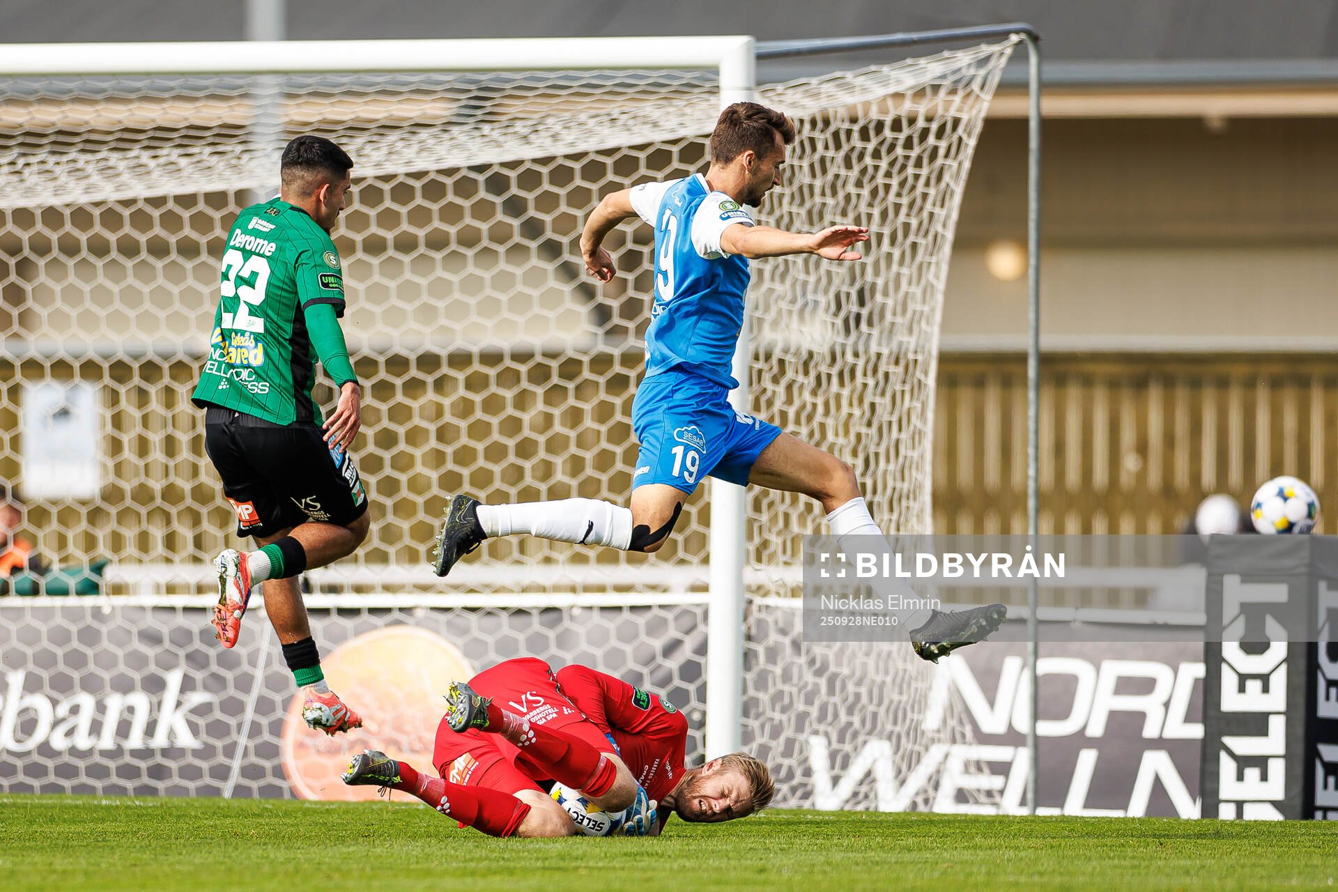 Varbergs Zakaria Loukili och målvakt Fredrik Andersson mot