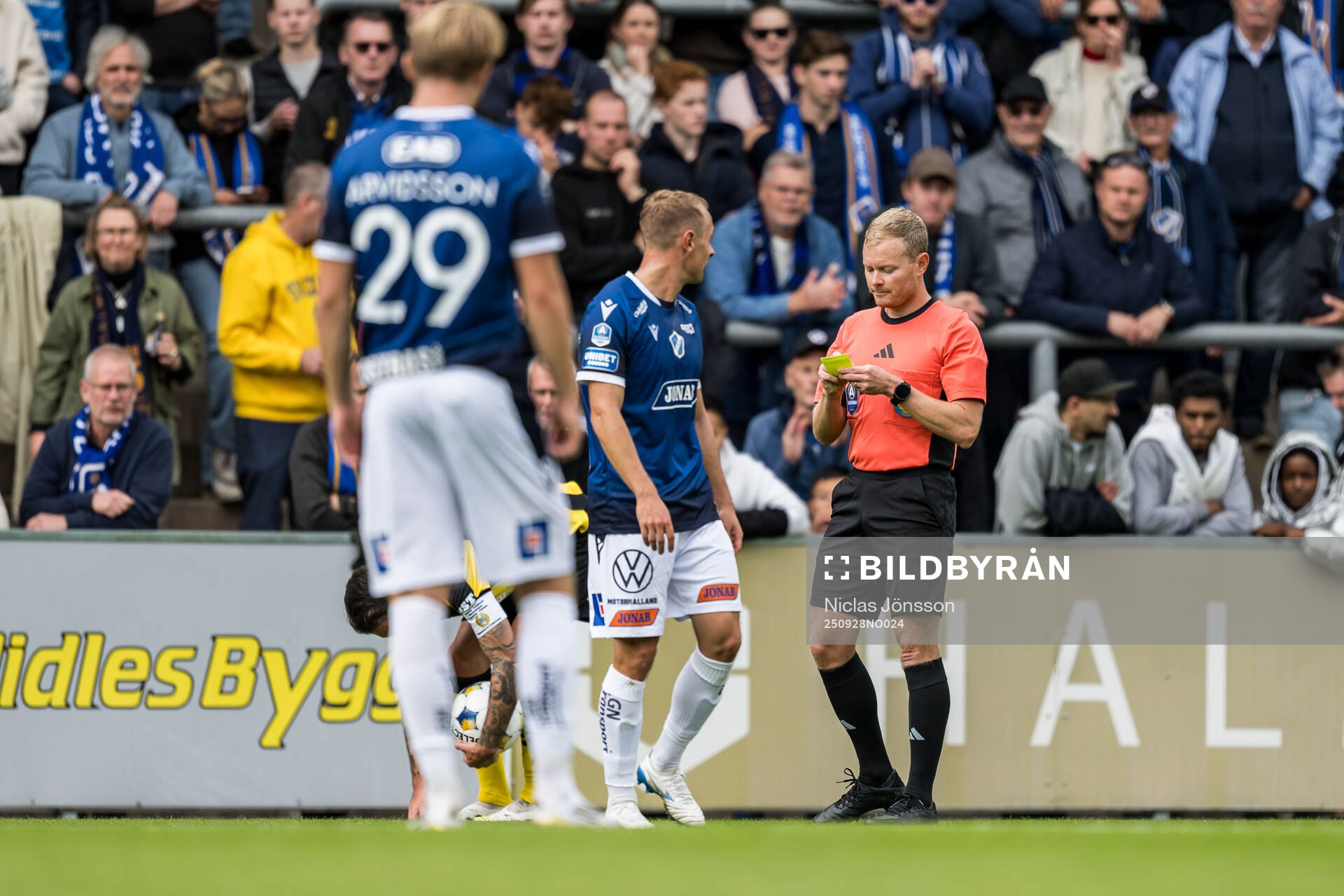 Halmstads Joel Allansson i samtal med domaren