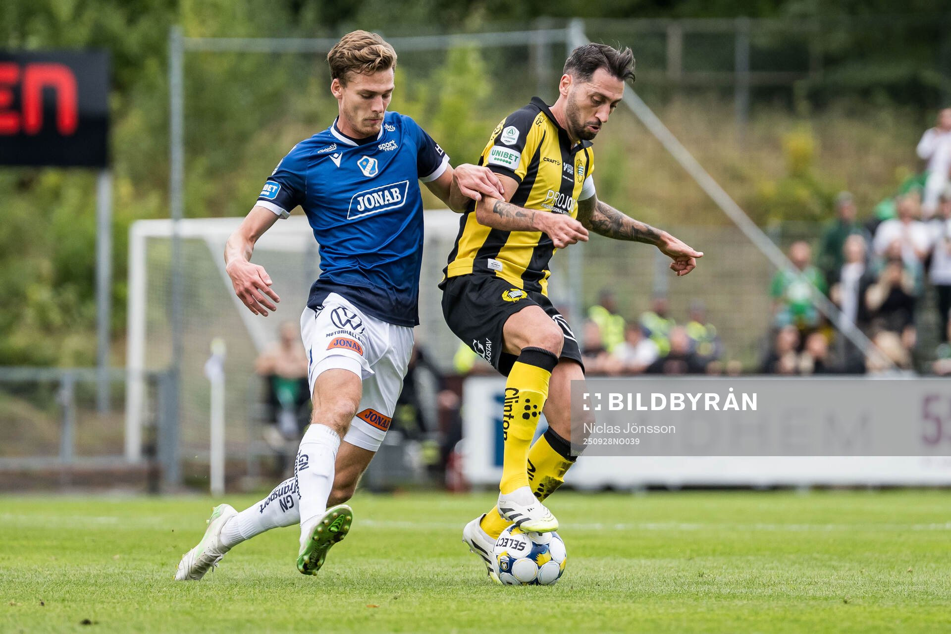 Halmstads Villiam Granath och Hammarbys Nahir Besara