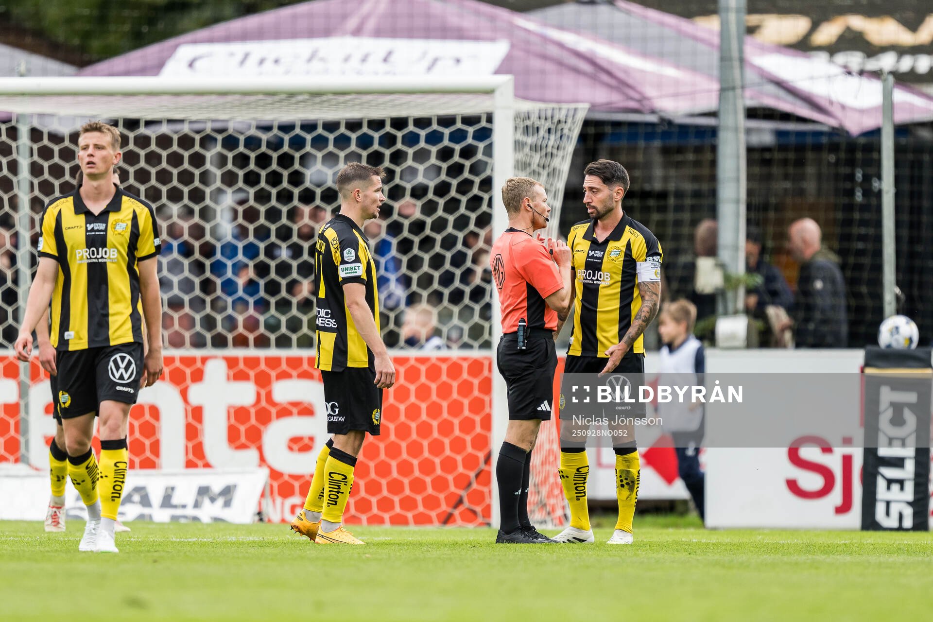 Hammarbys Oscar Johansson Schellhas och Nahir Besara i