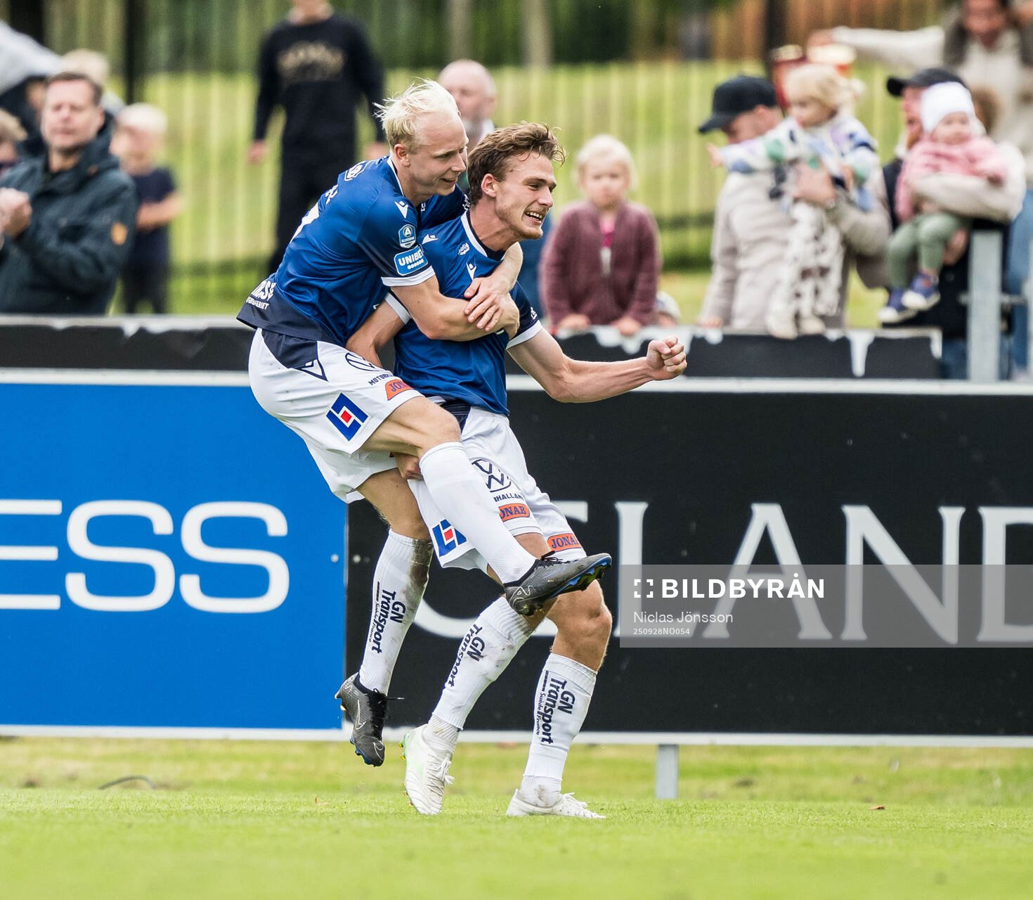 Halmstads André Boman och Villiam Granath jublar