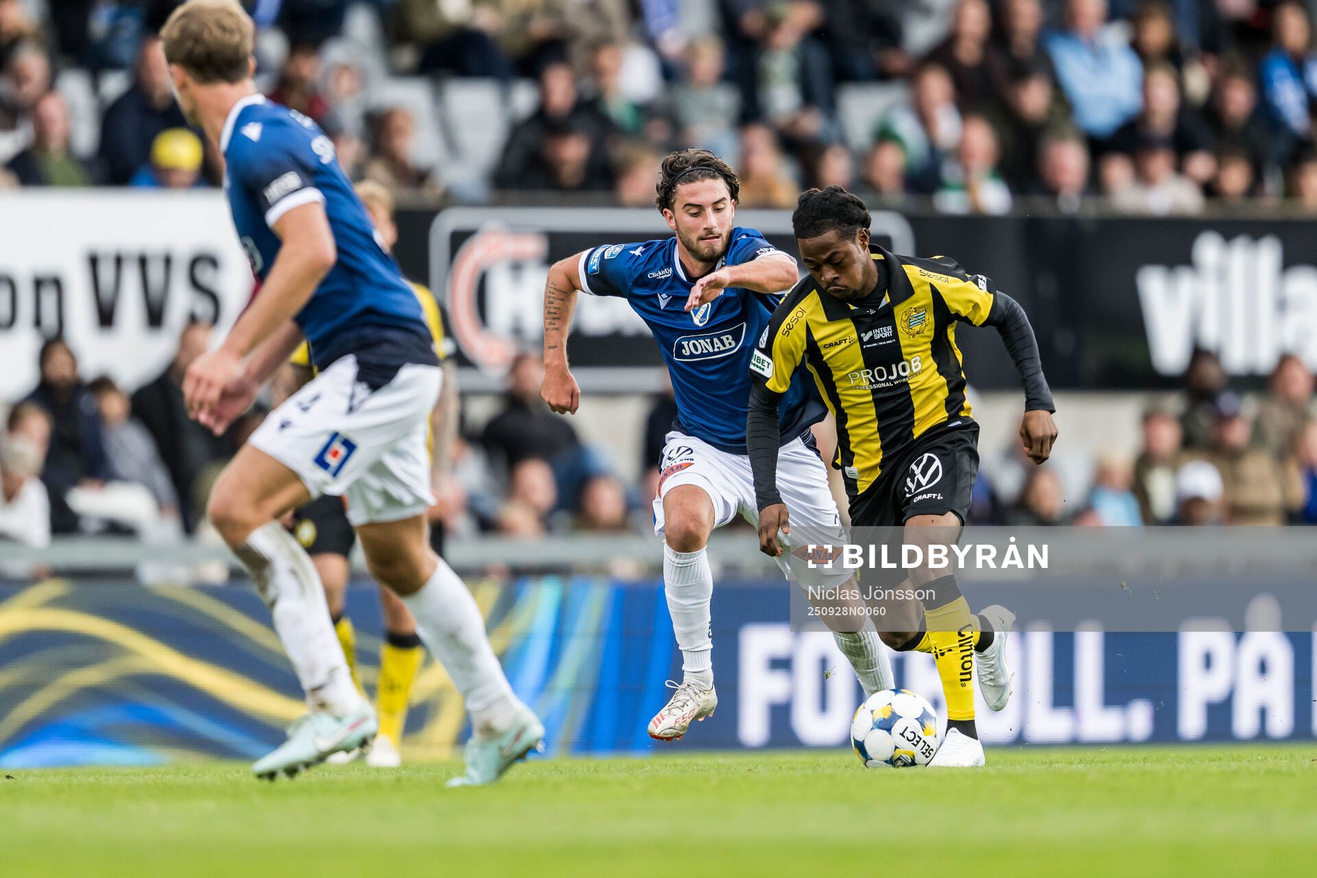 Halmstads Rocco Ascone och Hammarbys Frank Junior Adjei