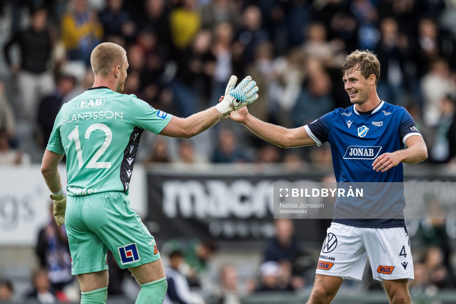 Halmstads målvakt Tim Erlandsson och Filip Schyberg jublar