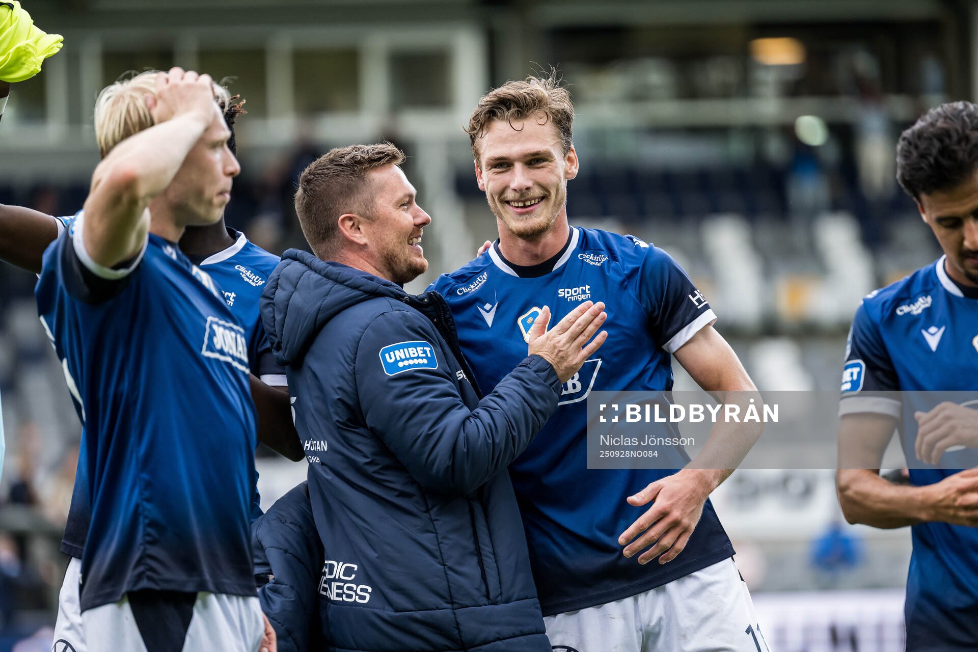 Halmstads tränare Johan Lindholm och Villiam Granath jublar