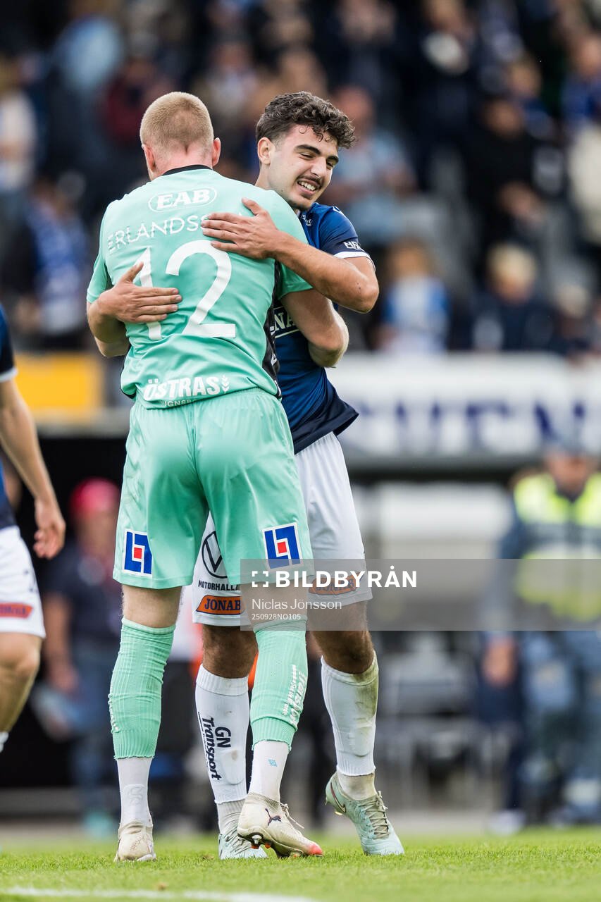 Halmstads målvakt Tim Erlandsson och Bleon Kurtulus jublar