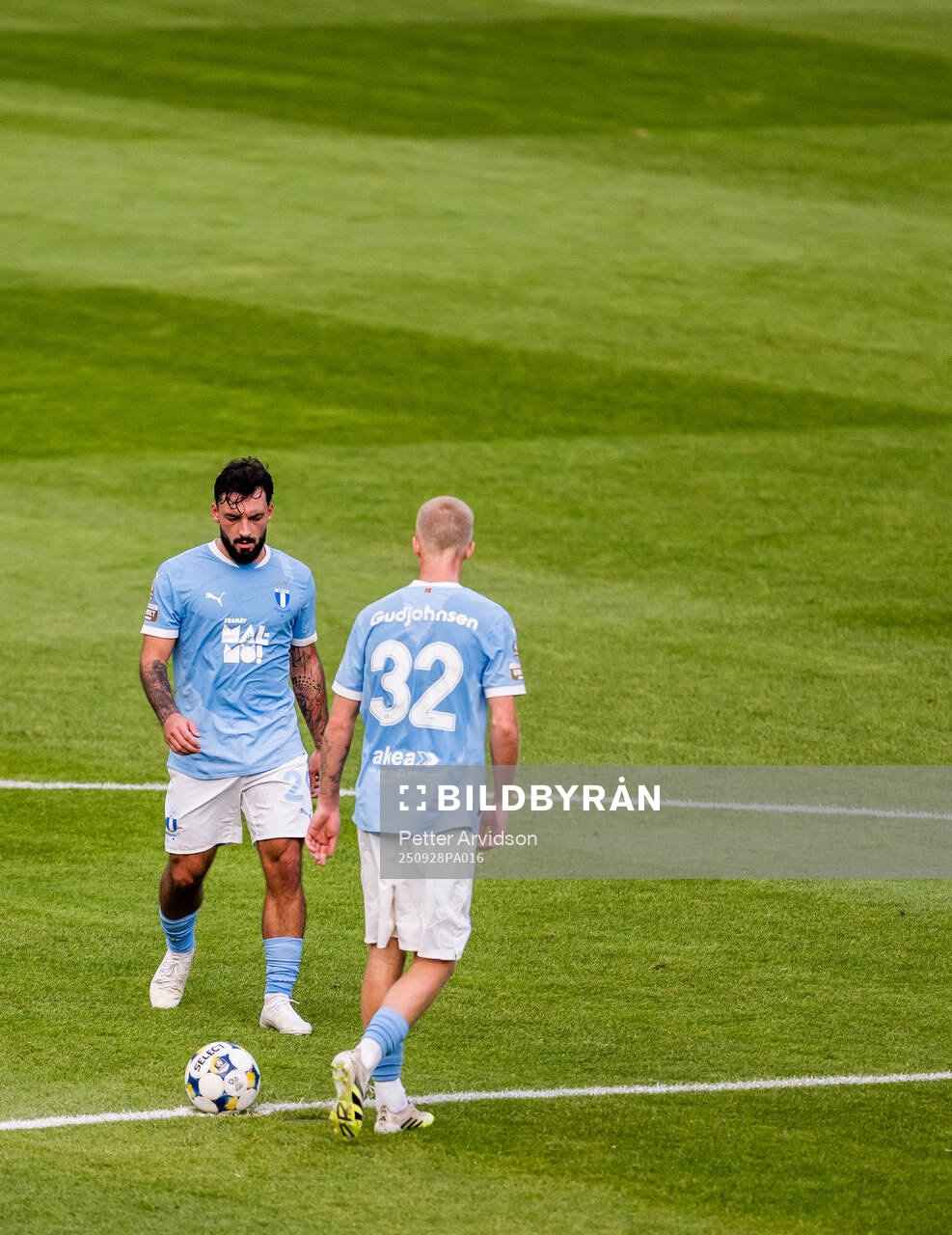 Malmö FFs Sead Haksabanovic och Daniel Gudjohnsen deppar