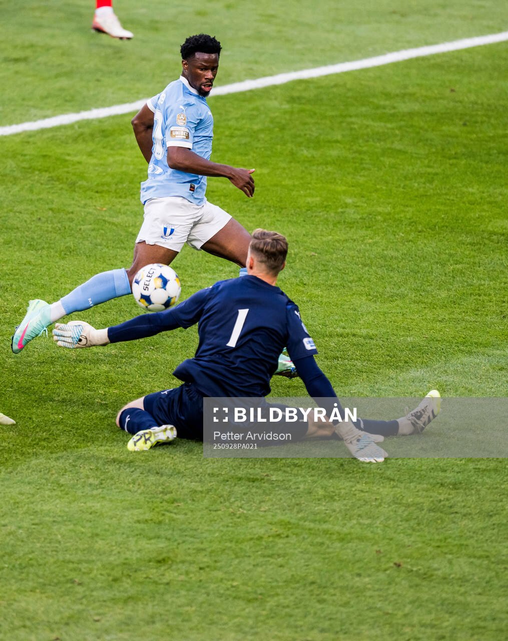 Malmö FFs Emmanuel Ekong och Värnamos målvakt Hugo Keto