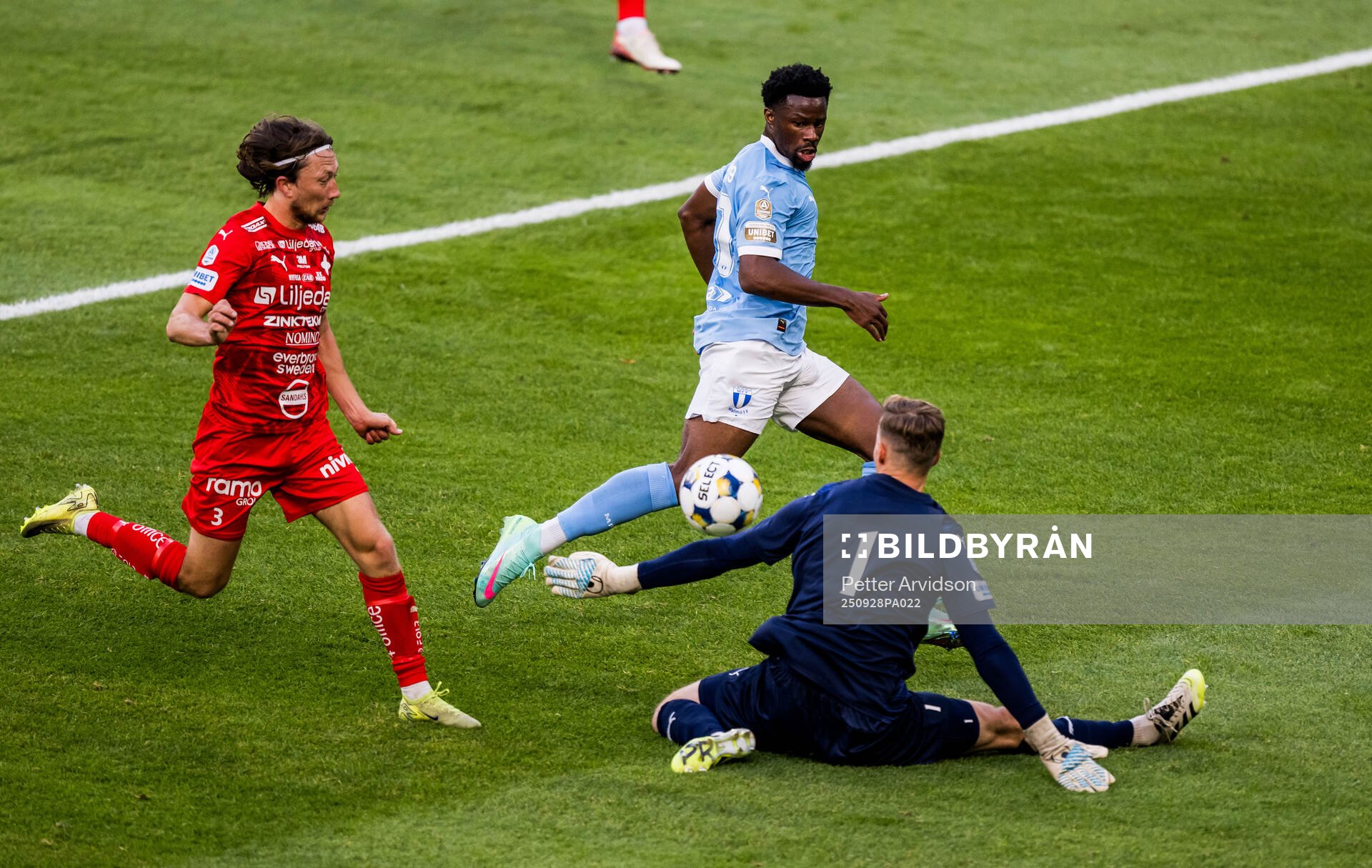 Malmö FFs Emmanuel Ekong och Värnamos målvakt Hugo Keto