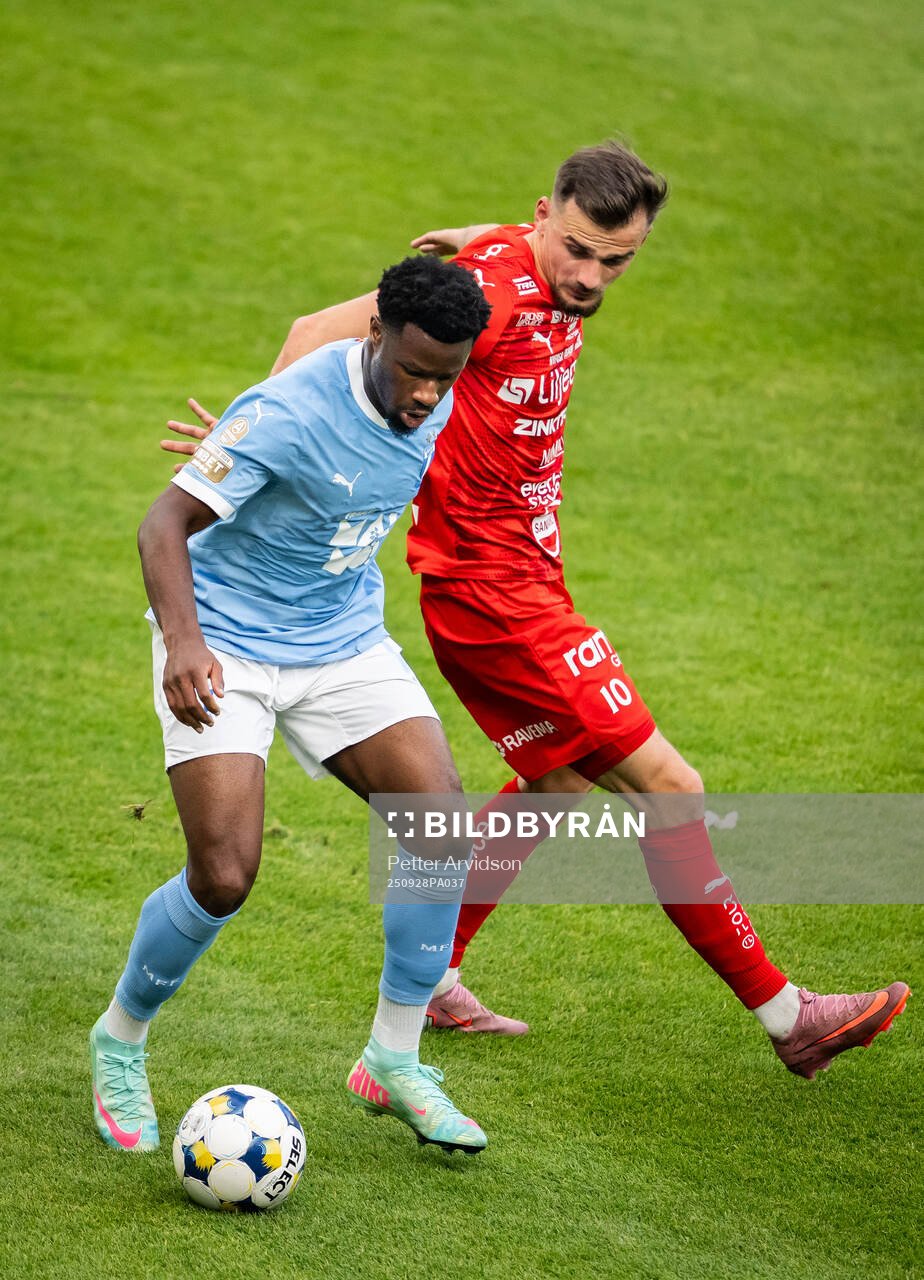 Malmö FFs Emmanuel Ekong och Värnamos Ajdin Zeljkovic
