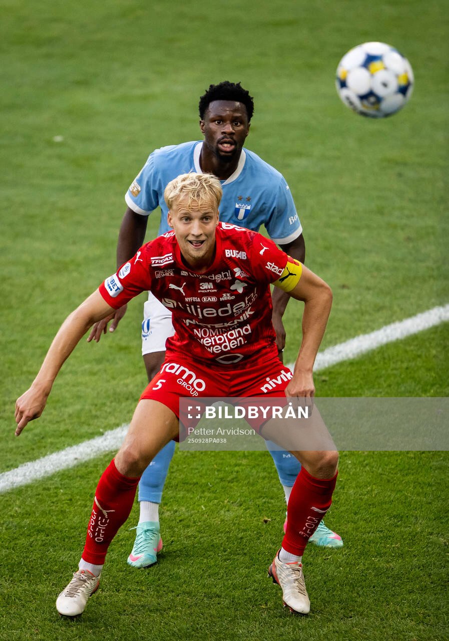 Värnamos Victor Larsson och Malmö FFs Emmanuel Ekong