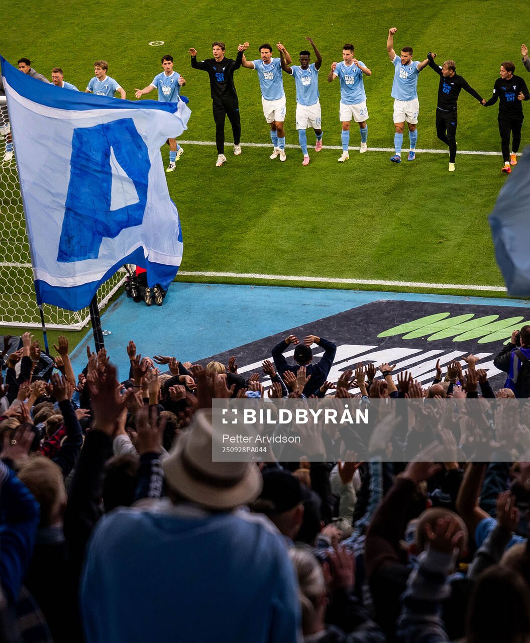 Malmö FFs spelare jublar mot publiken