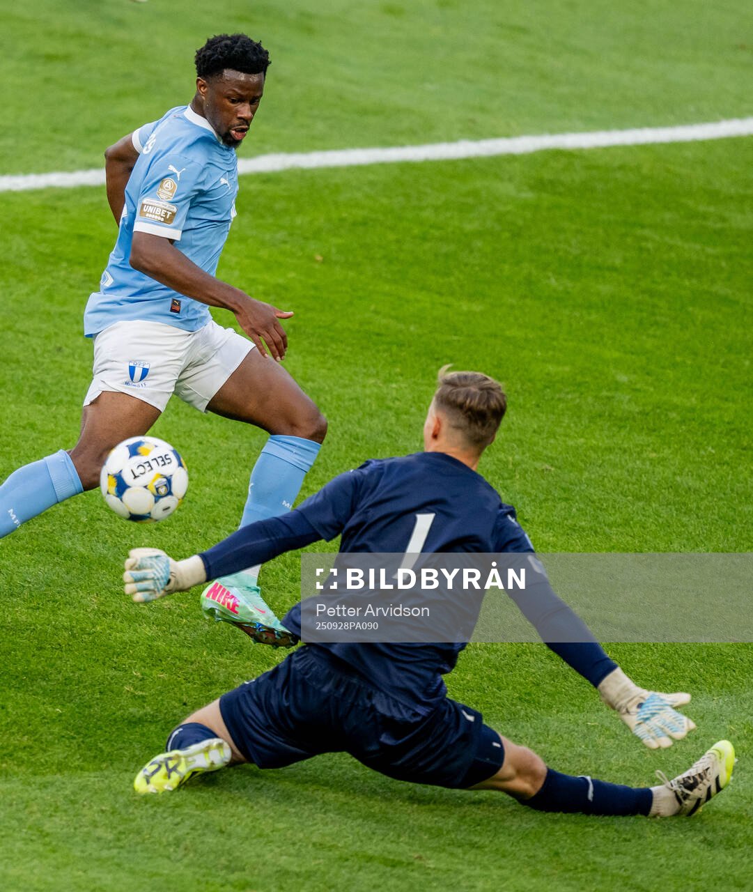 Malmö FFs Emmanuel Ekong gör 1-1 målet bakom Värnamos