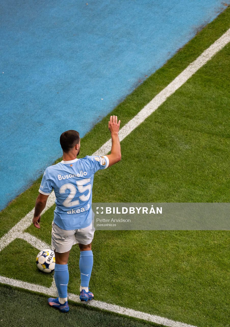 Malmö FFs Gabriel Busanello med en hörna