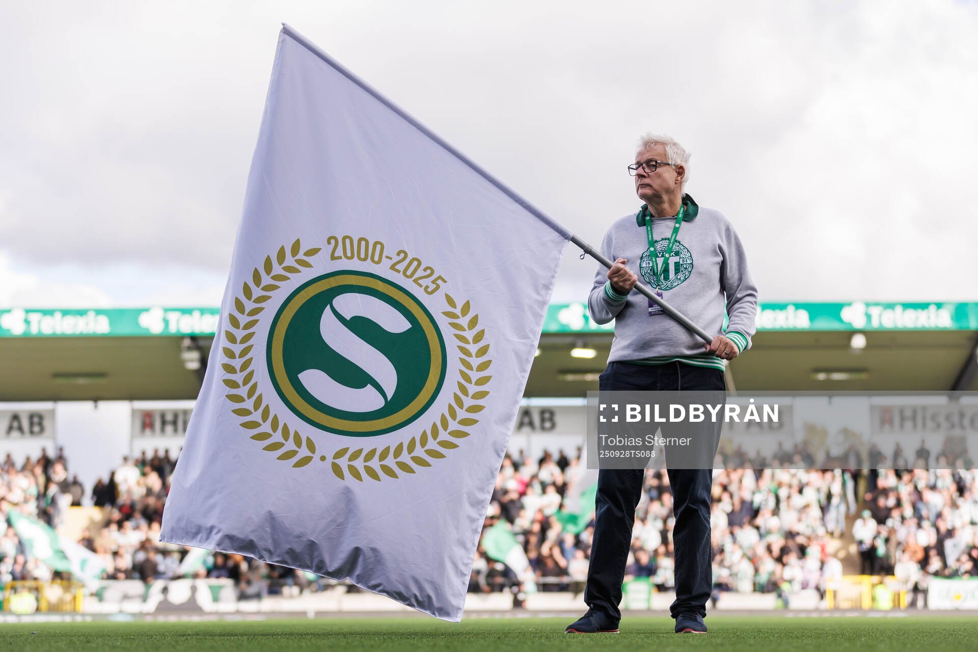 En funktionär med en Superettanflagga