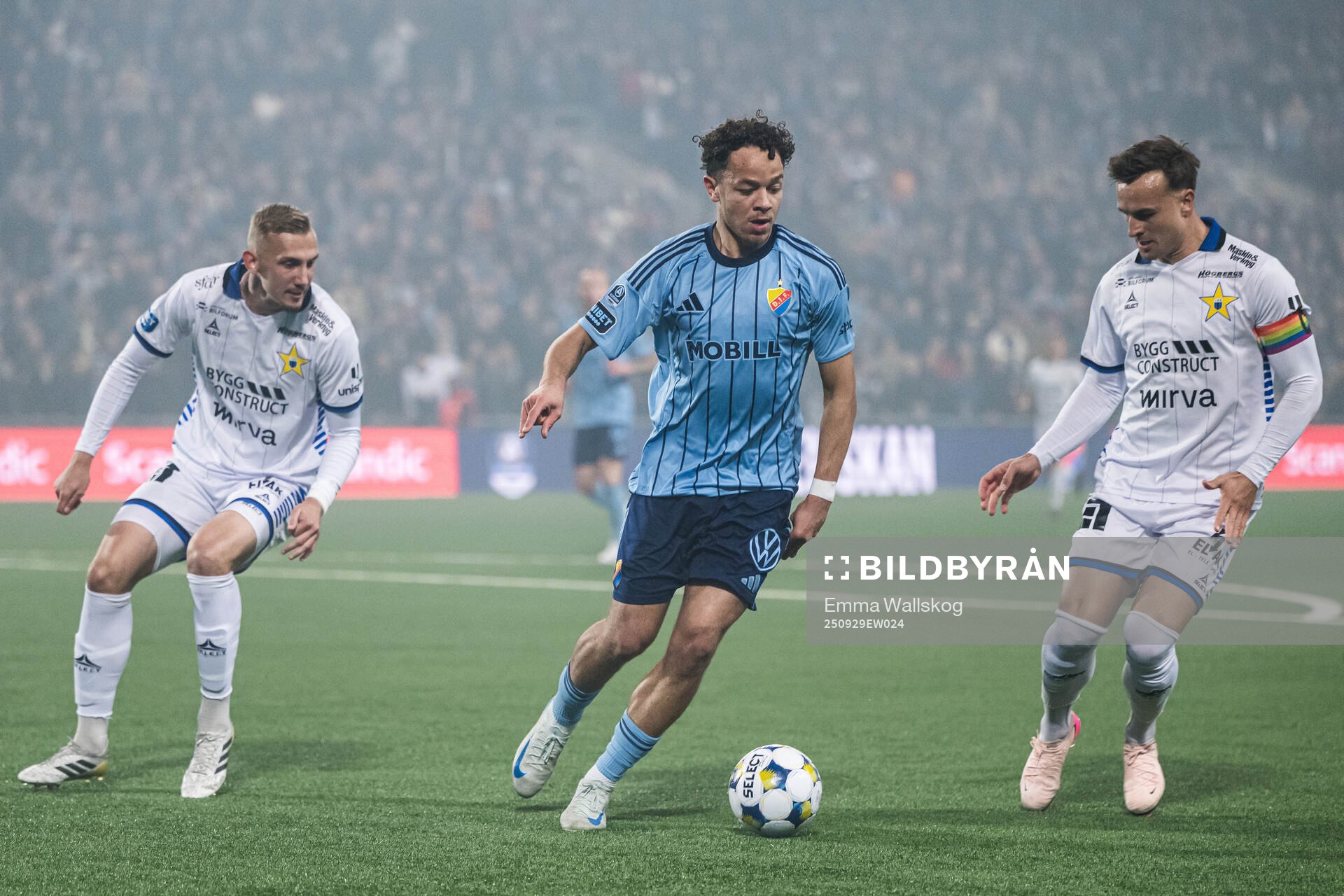 Djurgårdens Mikael Anderson med Sirius Jakob Voelkerling