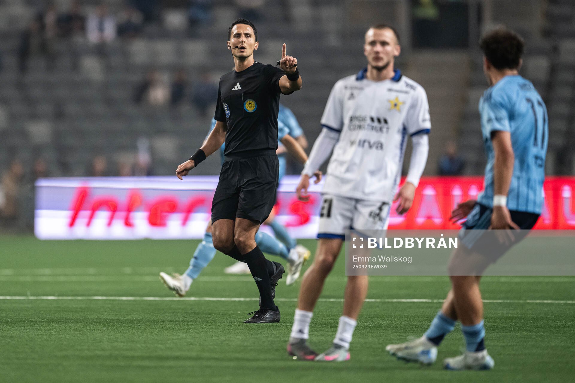 Domare Adi Aganovic reagerar mot Djurgårdens Mikael